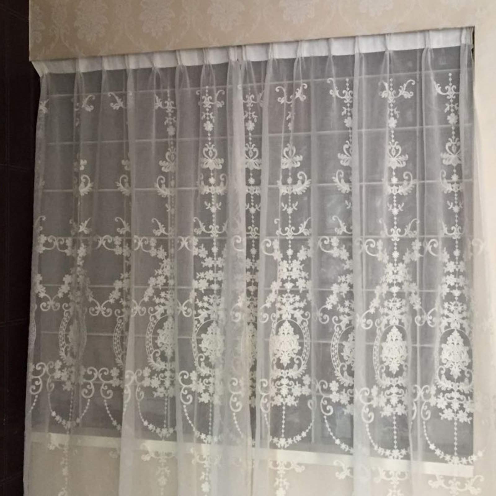 Rideaux transparents blancs voile brodé fleur pour créer une ambiance douce et poétique