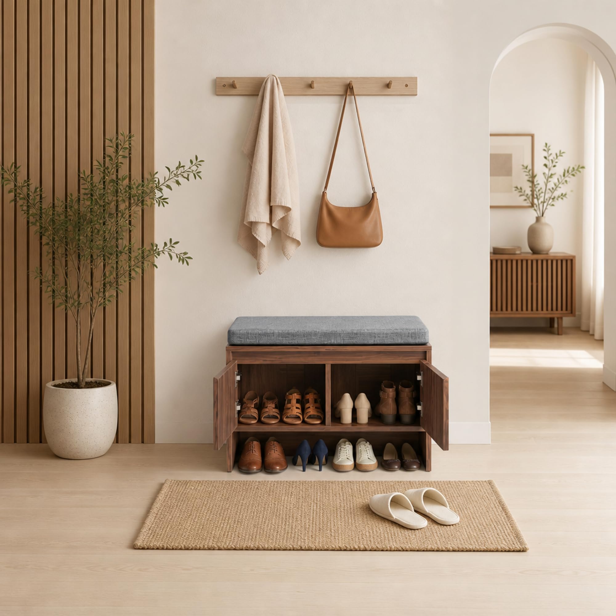Schuhbank mit Sitzfläche und Stauraum in Walnuss Optik, Moderne Sitzbank Flur mit Lamellen Design, gepolsterte Schuhkommode mit Soft Close Türen, Elegantes Flurmöbel 65 cm