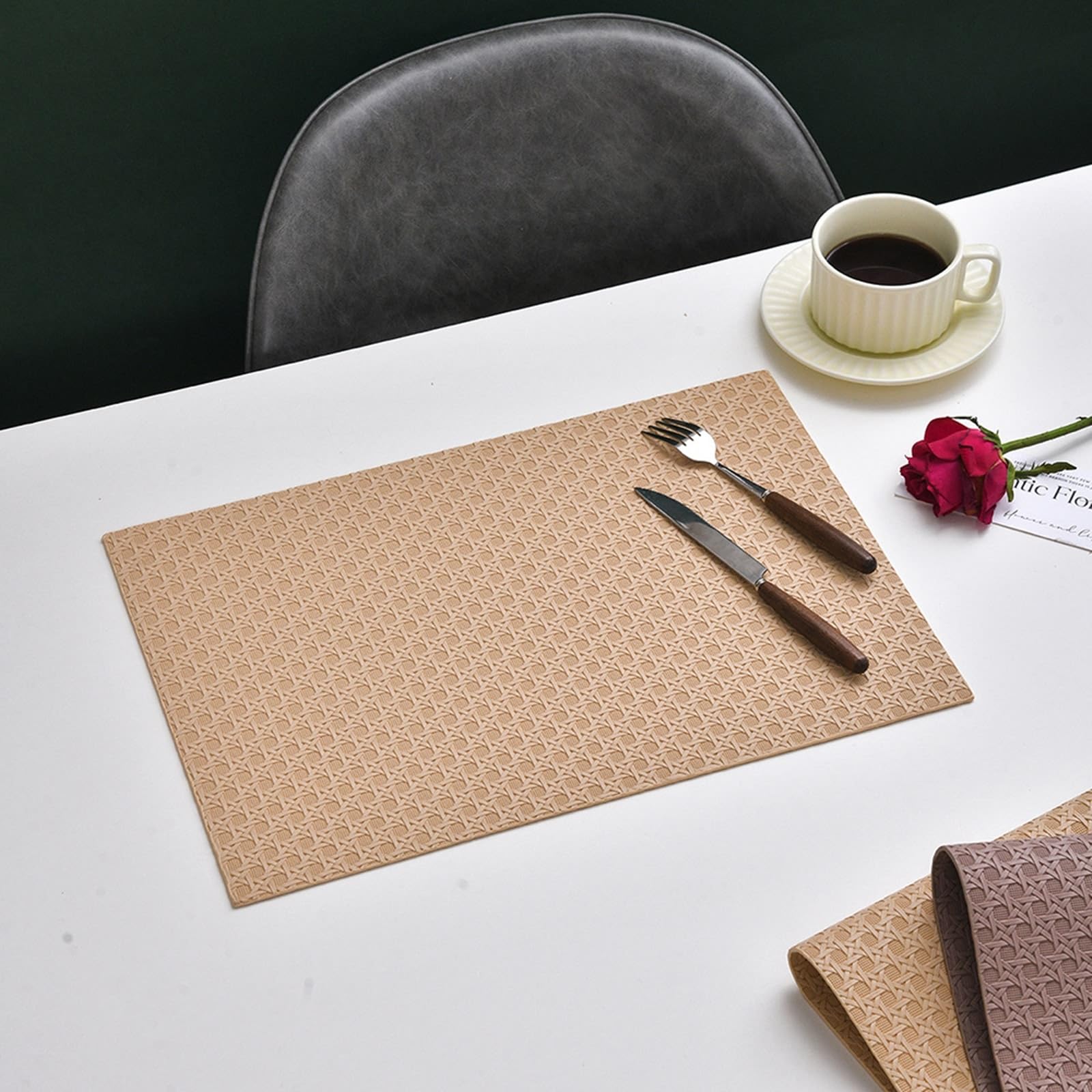 Set de table beige jaune tressé idéal pour vos repas de famille sur la terrasse