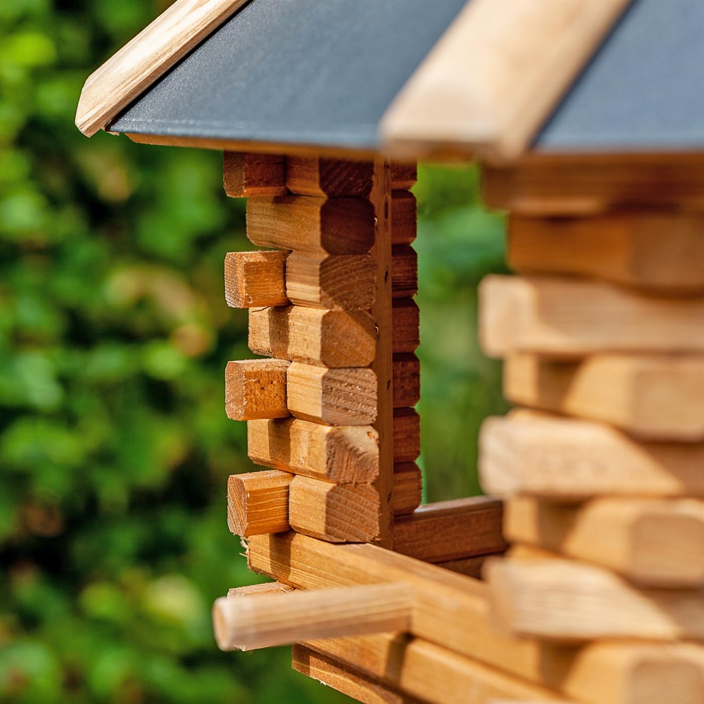 VOSS.garden Holzvogelhaus Tofta mit Metalldach und Ständer, sechseckig, Vogelvilla Vogelfutterhaus Vogelfutterstation Sitzstangen