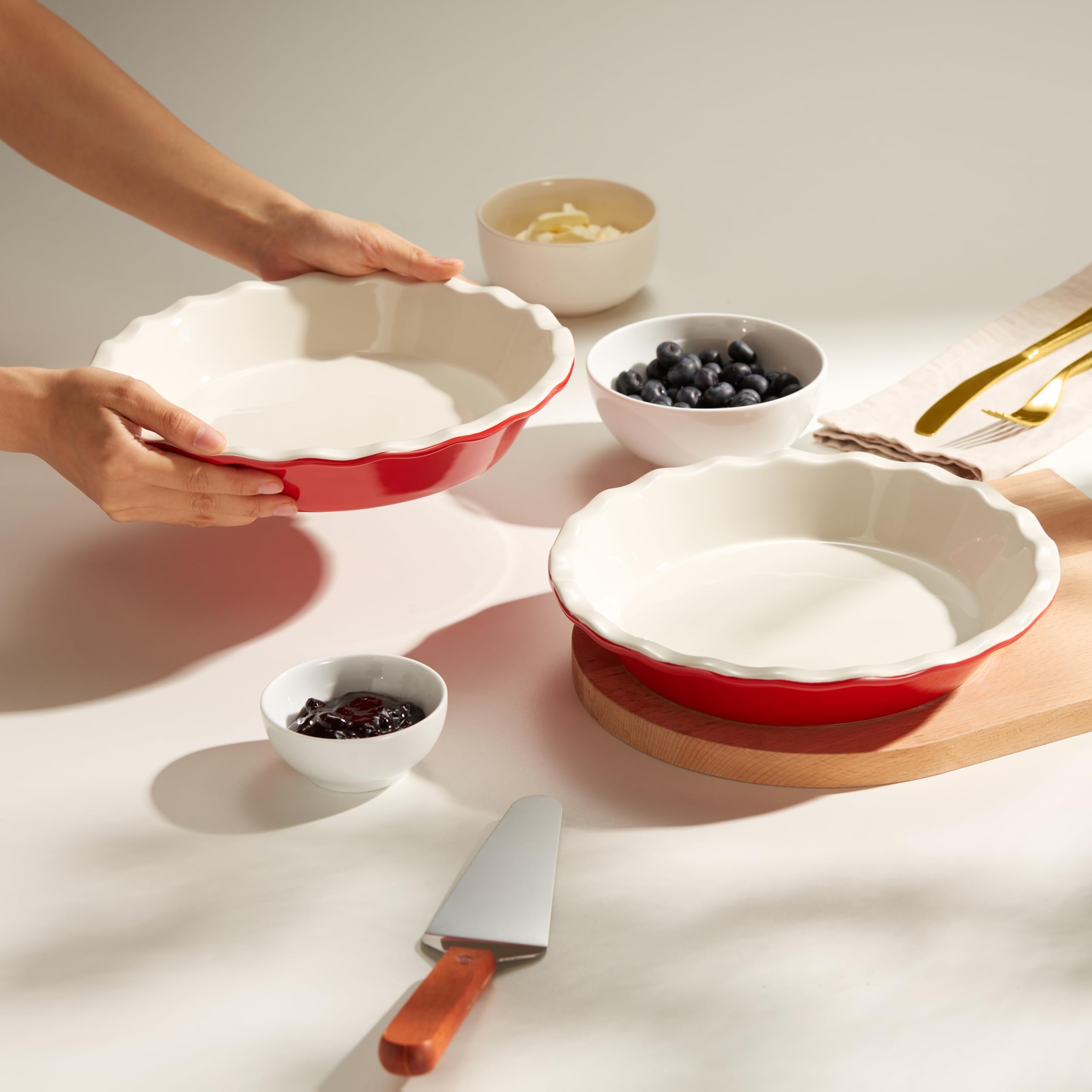 KooK Moule à tarte rond réutilisable en porcelaine et céramique avec bord ondulé pour gâteaux, tartes, casseroles, tartes, quiches, micro-ondes, four et lave-vaisselle, 22,9 cm, 1 020,6 g, cerise
