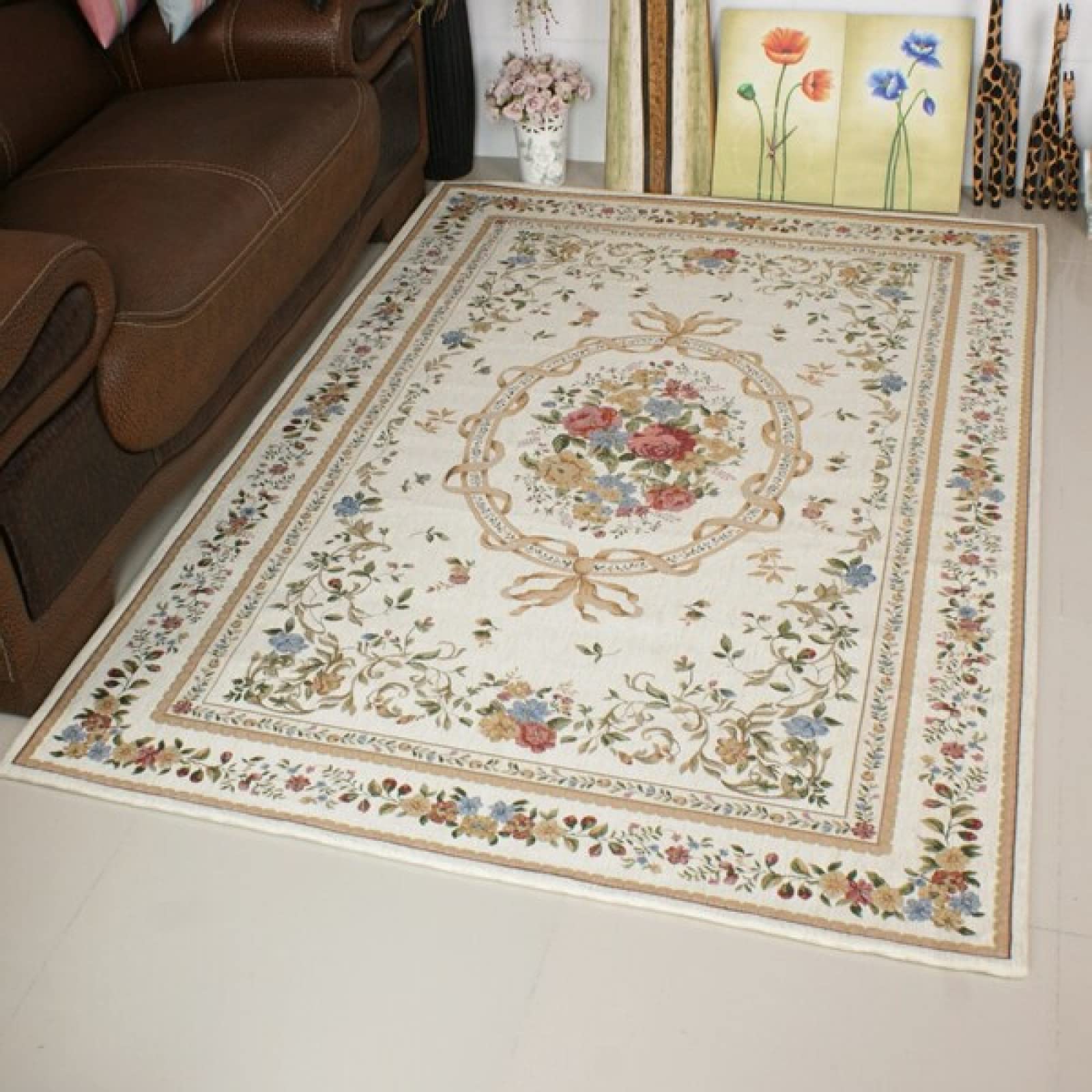 Tapis contemporain beige à fleurs rétro pour réchauffer le salon