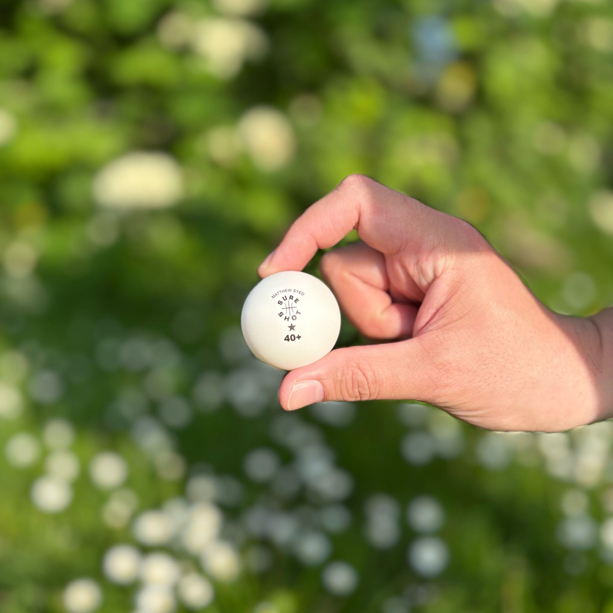 Sure Shot Matthew Syed Pelotas de Ping Pong – Paquete de 120 Unidades en Tambor de Transporte de Tela roja