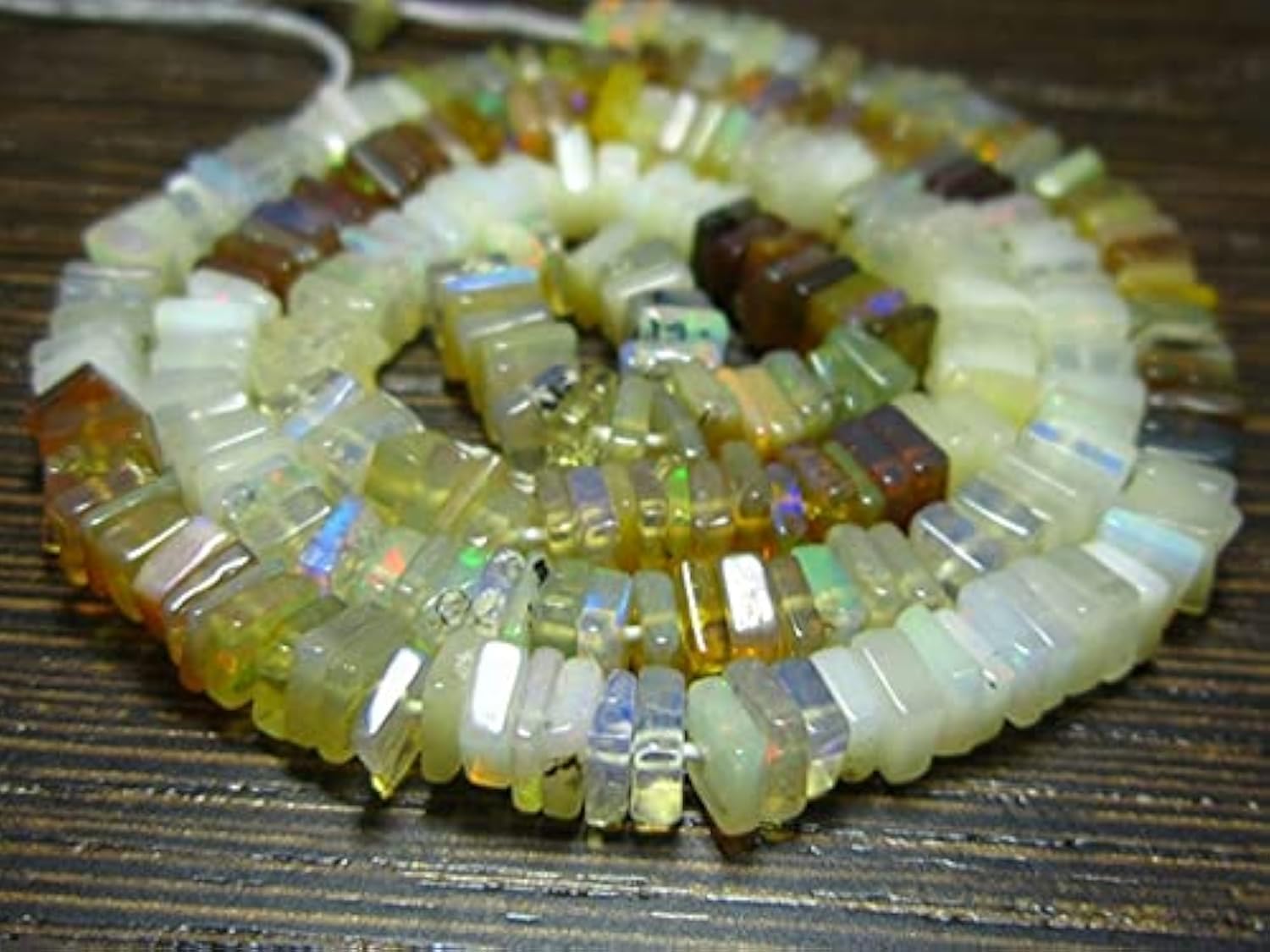 Opale Ethiopian Smooth Heishi Cubes 4mm : finis les bijoux ternes avec ces gemmes lumineuses 14"