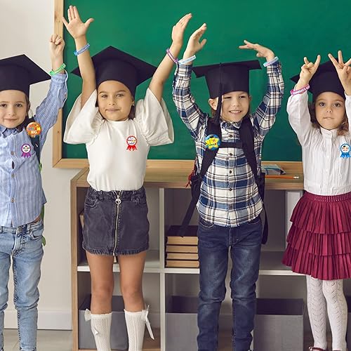 Miniatura 7 de Juego de 90 piezas de recuerdos de fiesta de graduación preescolar, 30 pulseras de goma de felicitaciones de jardín de infantes, 30 calcomanías de