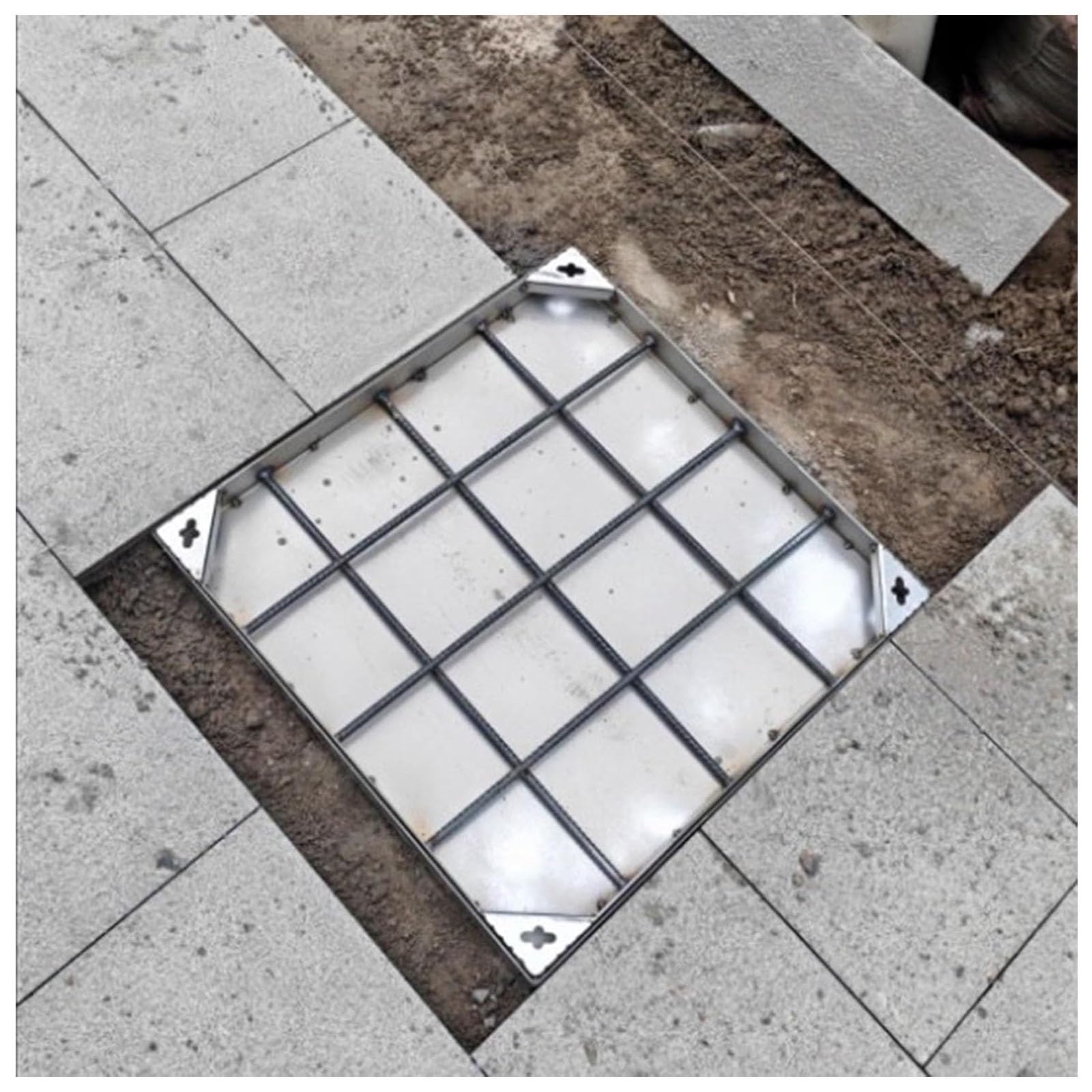 Couvercle de trou d'homme invisible 60x60 pour préserver l'esthétique de votre pelouse et jardin