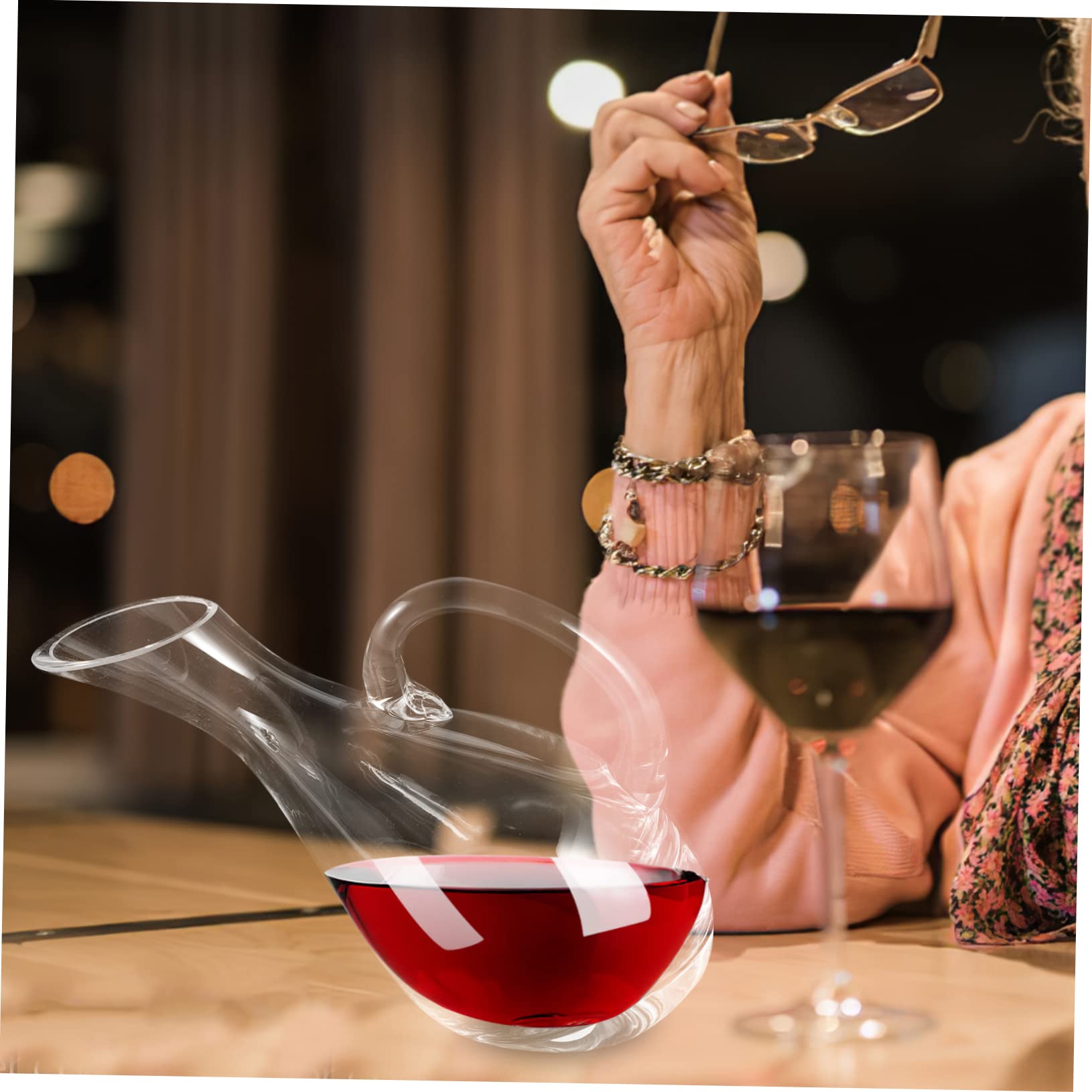 Garneck Glass Wine Decanter with Handle Elegant Handheld Wine Dispenser Practical and Lightweight Glass Carafe for Home Bar Decor