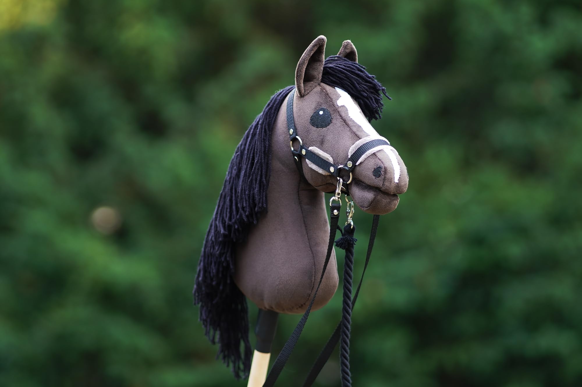 Hobby Horse Chestnut + Stick + Grullo Halter + Reins + Tether
