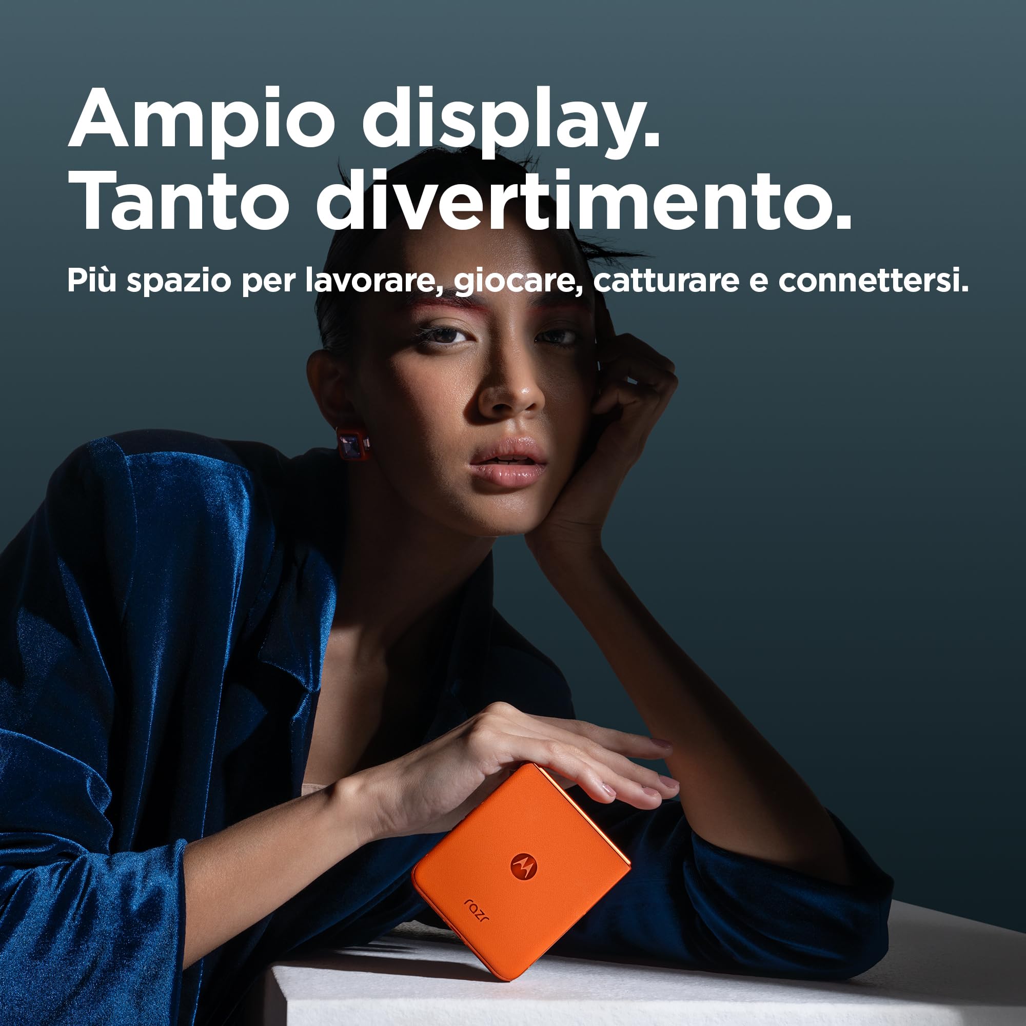 Motorola Razr 50 (8/256GB, AI, display esterno 3.6” pOLED, interno 6.9" pOLED, 50+13MP, selfie 32MP, MediaTek Dimensity 7300X, 4200mAh, ricarica 33W wireless 15W, Dual SIM, Android 14) Spritz Orange