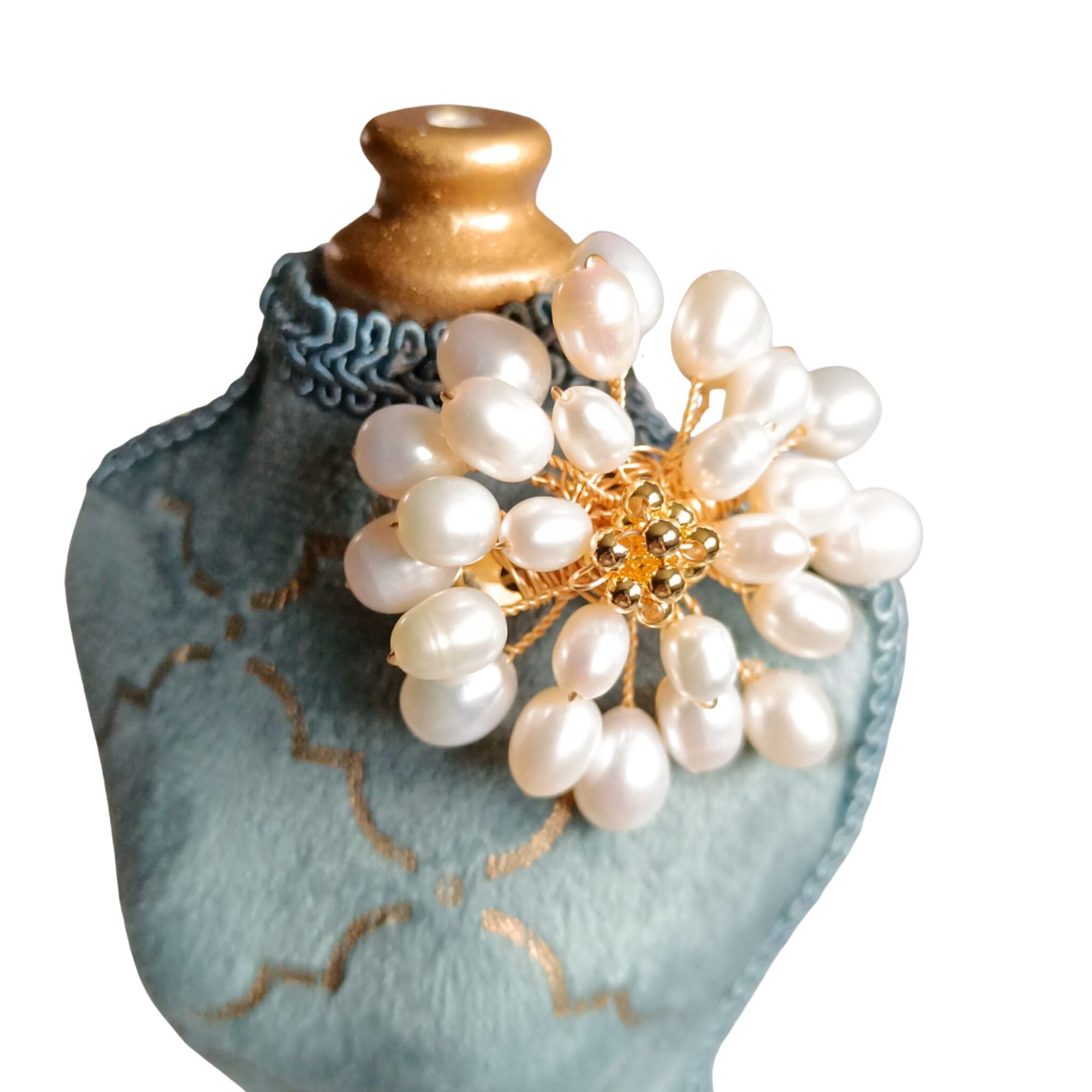 Broche Artisanale en Perles d'Eau Douce en Forme Ovale - Élégance Florale et Luxe - Broche faite main cadeau