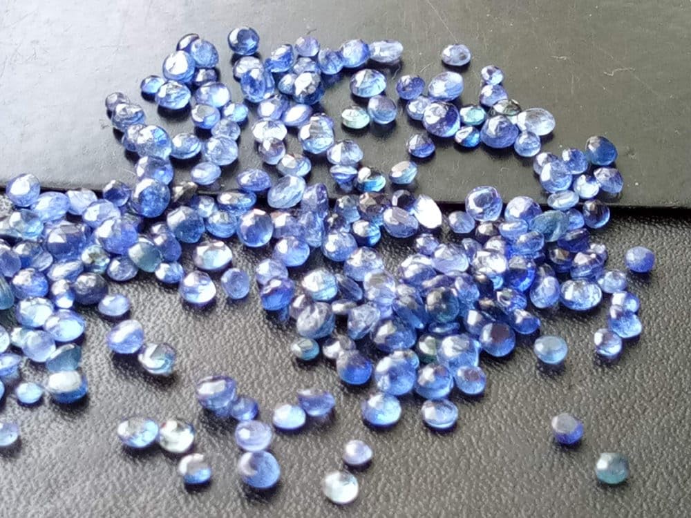 kamienie o szlifie niebieskim szafirem o średnicy 1–2,5 mm, Naturalny okrągły szlifowany szafirowy kamień, Okrągłe kamienie o szlifie szafirowym na biżuterię (opcje od 1 do 5 karnetów) - APH37