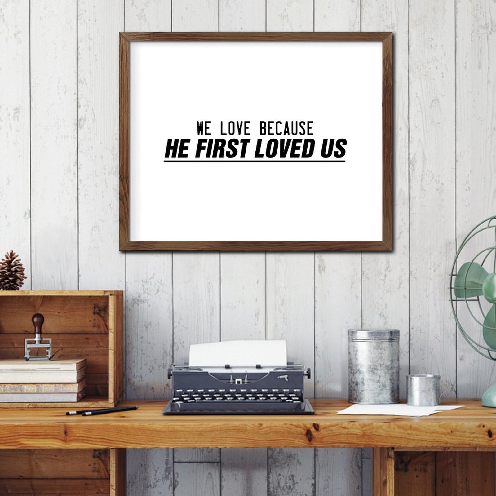 Decorazione da parete in legno incorniciata con scritta in inglese "We Love Because He First Loved Us", decorazione da parete in legno, 40,6 x 50,8 cm, scrittura, biblica, in legno, da appendere,