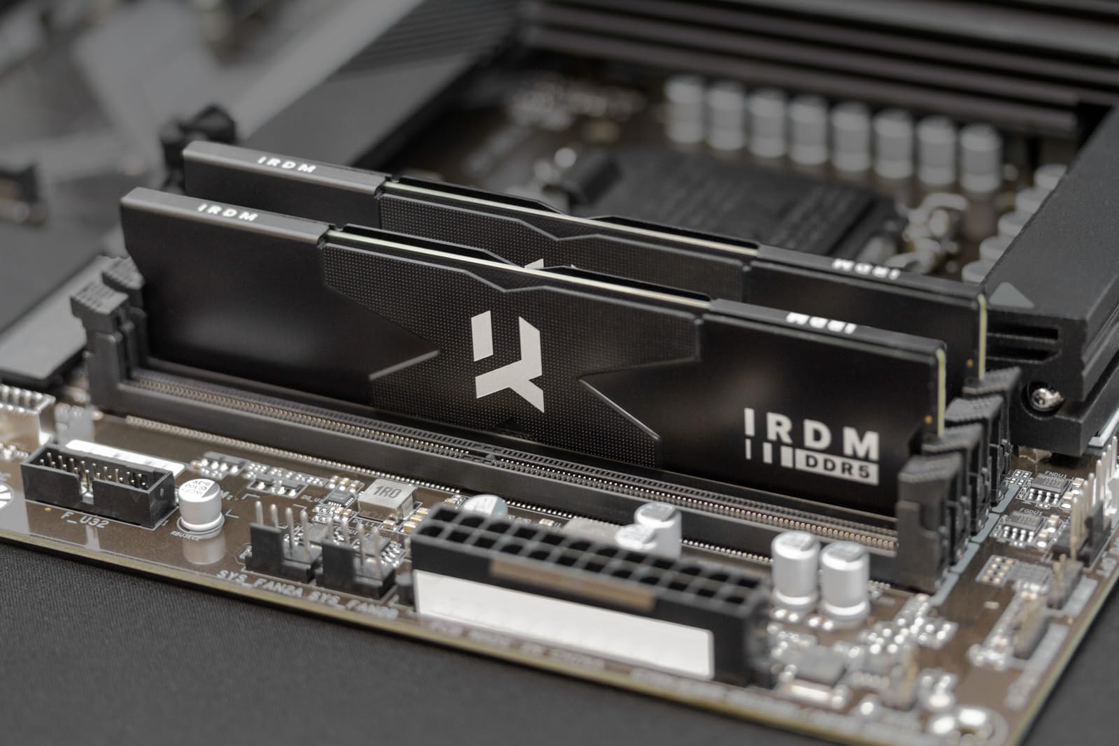 Goodram - Moduł Pamięci RAM GOODRAM DDR5 IRDM - 16GB 5600MHz CL36 SR DIMM BLACK V SILVER - dla Graczy i Profesjonalistów - Płynna i Stabilna Praca