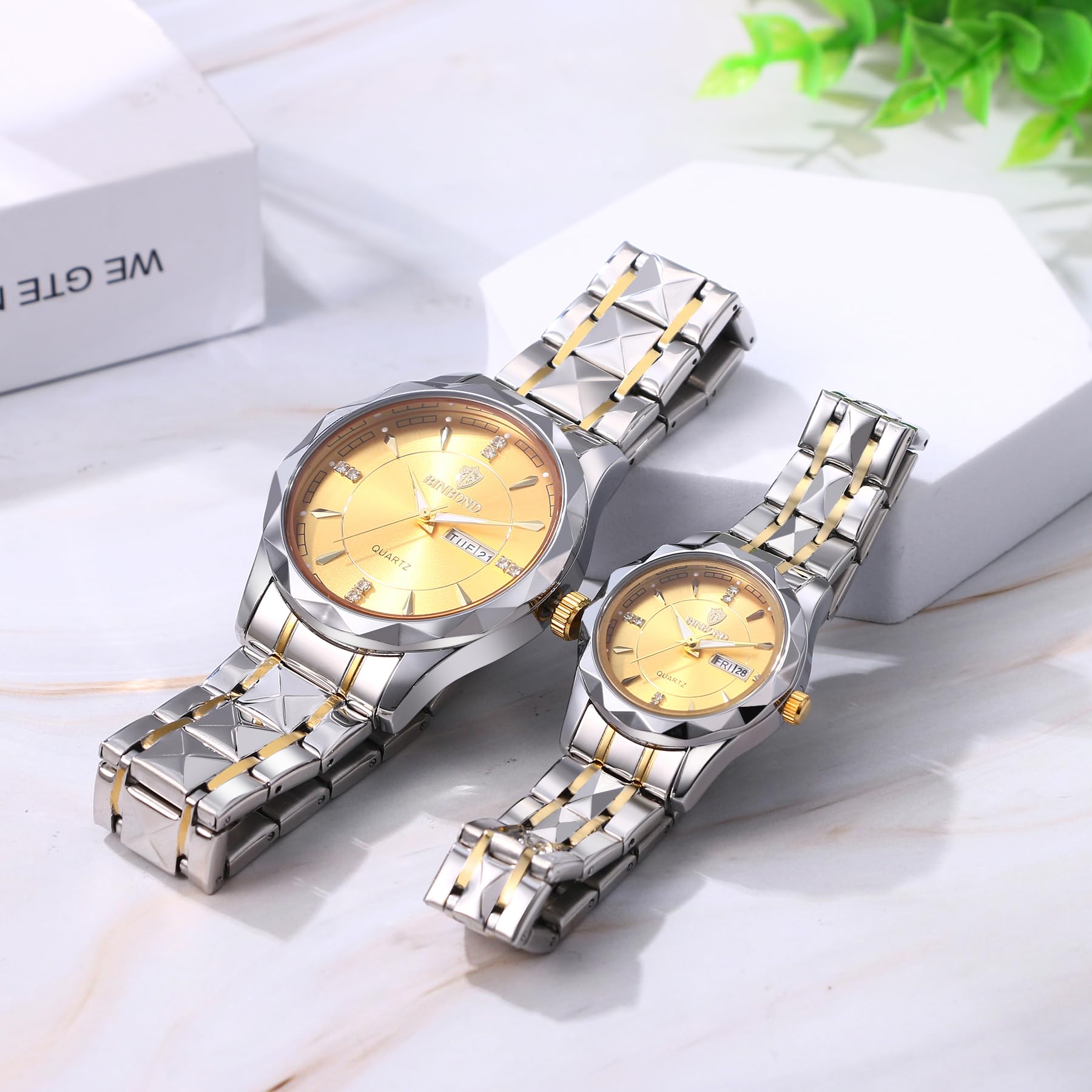 JewelryWe Paar Uhren Quarz Analog Partner Freundschafts Armbanduhr Datum Kalender Edelstahl Armband Uhr mit Beleuchtenden Zeiger und Strass rundem Zifferblatt, Geschenk für Herren Damen, Gold