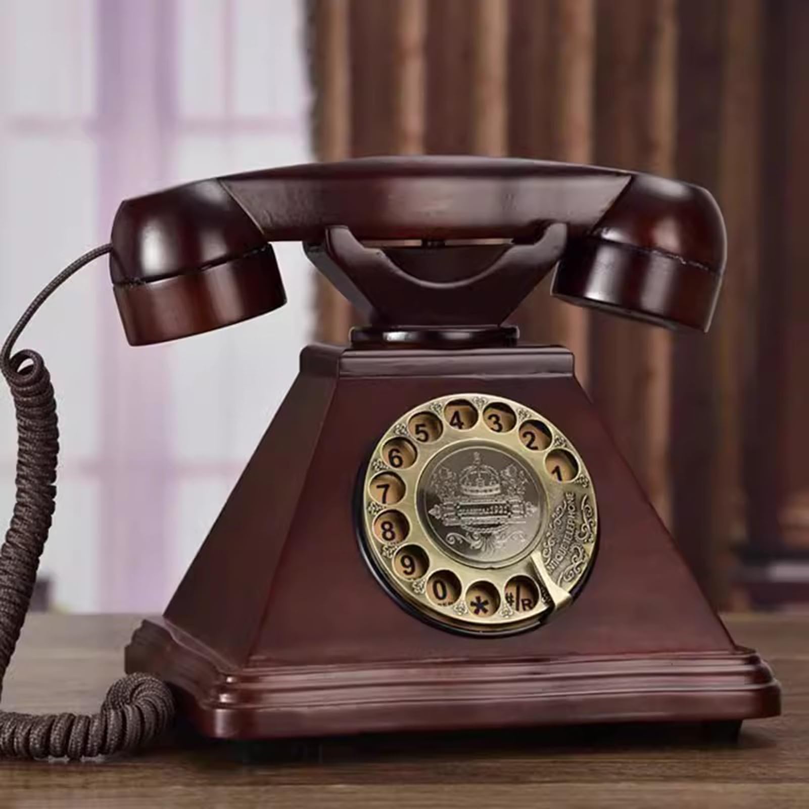 Retro telefon przewodowy telefon stacjonarny, antyczna tarcza obrotowa, zabytkowy drewniany telefon stacjonarny, stary dom z ponownym wybieraniem numeru