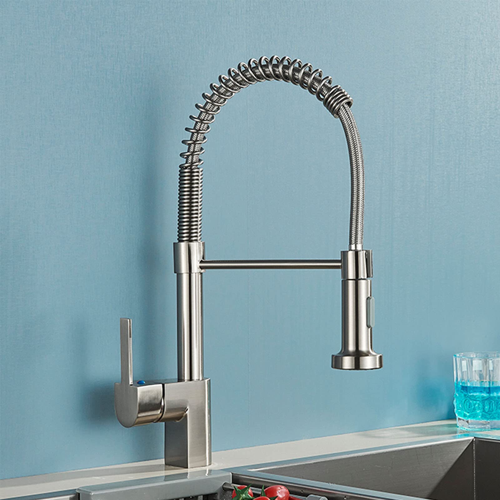 Robinet de cuisine à arc élevé en nickel brossé au design professionnel