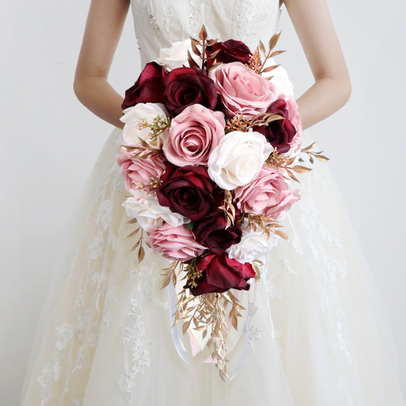 künstlicher Brautstrauß Burgunder-Rosa-Weiß Rosen mit Goldgrün, Wasserfall Seiden Hochzeitsstrauß mit Satinband für Braut & Fotoshooting (red)