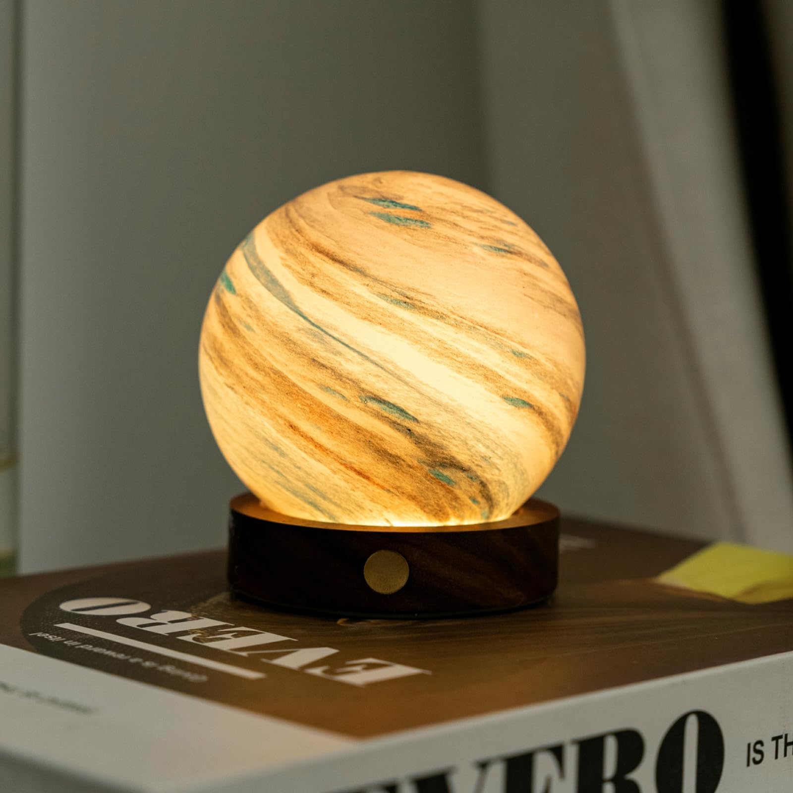 Gingko AstraGlass Lampe Mini Polarwolke Walnussholz und Glas RGB LED Licht Dekoration Beleuchtung Wohnzimmer Art Deco Stil Smart Touch Batteriebetrieben