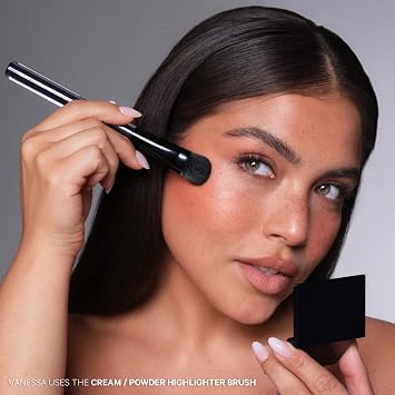 Kevyn Aucoin Cream/Powder Highlighter Brush: Works with cream & powder formulations for soft-focus, diffused finish. Domed brush head with tapered edges adapts to face's natural curves. Easy use.