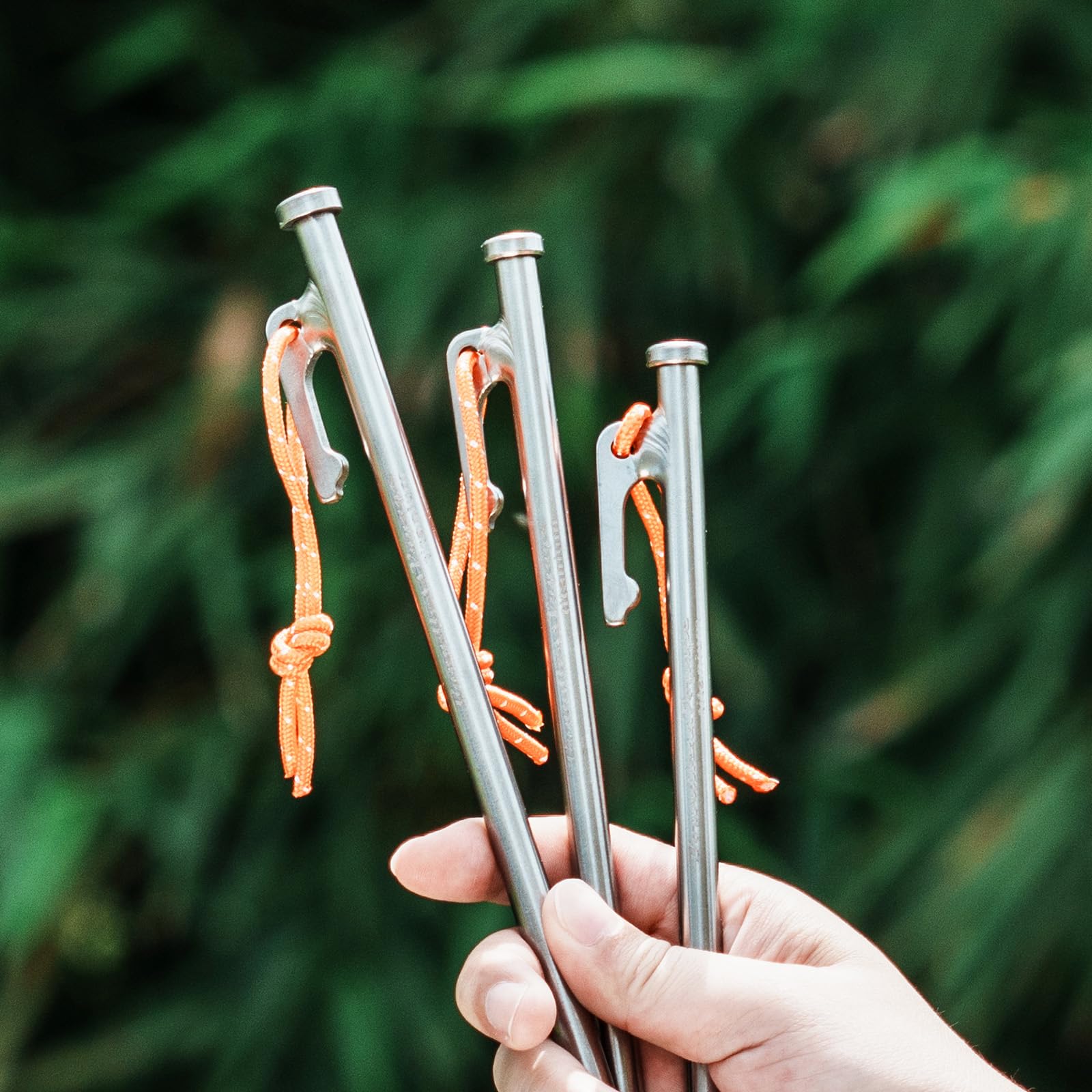 iBasingo 35cm Titanlegierung Heringe Metall Heavy Duty Screw Harte Bodenpfähle Langlebige Befestigungsnägel Garten Outdoor Camping Zelt Pins Feste Beschläge für Zaunnetz Regenplanen Mat Ti4015P
