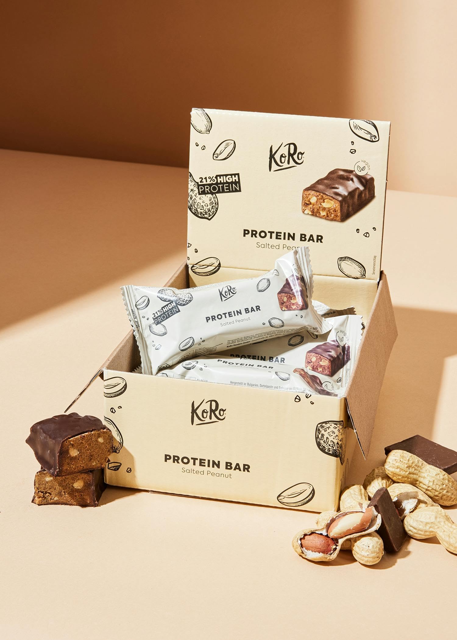 KoRo - Barretta proteica vegan Salty Peanut bio 12 x 50 g - Combinazione di arachidi e sale marino - Ricoperta di cioccolato fondente - Ricca di proteine e fibre