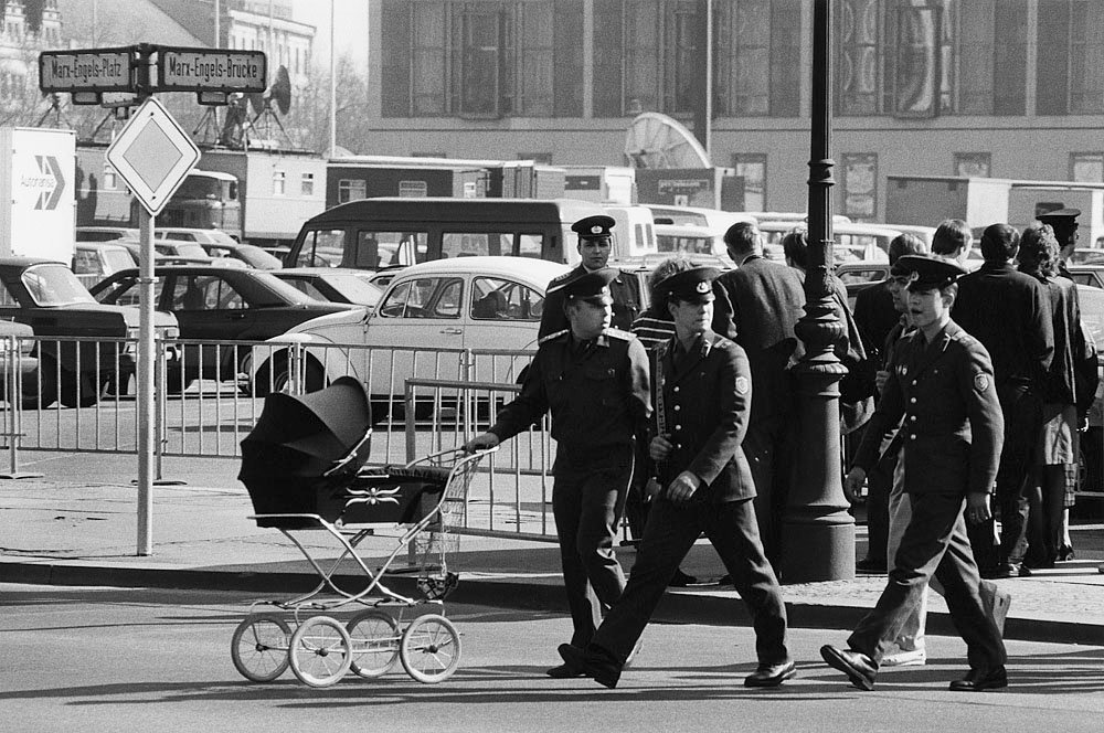 Photographie Noir/Blanc Cadets Russe Dans Berlin Ger 1990