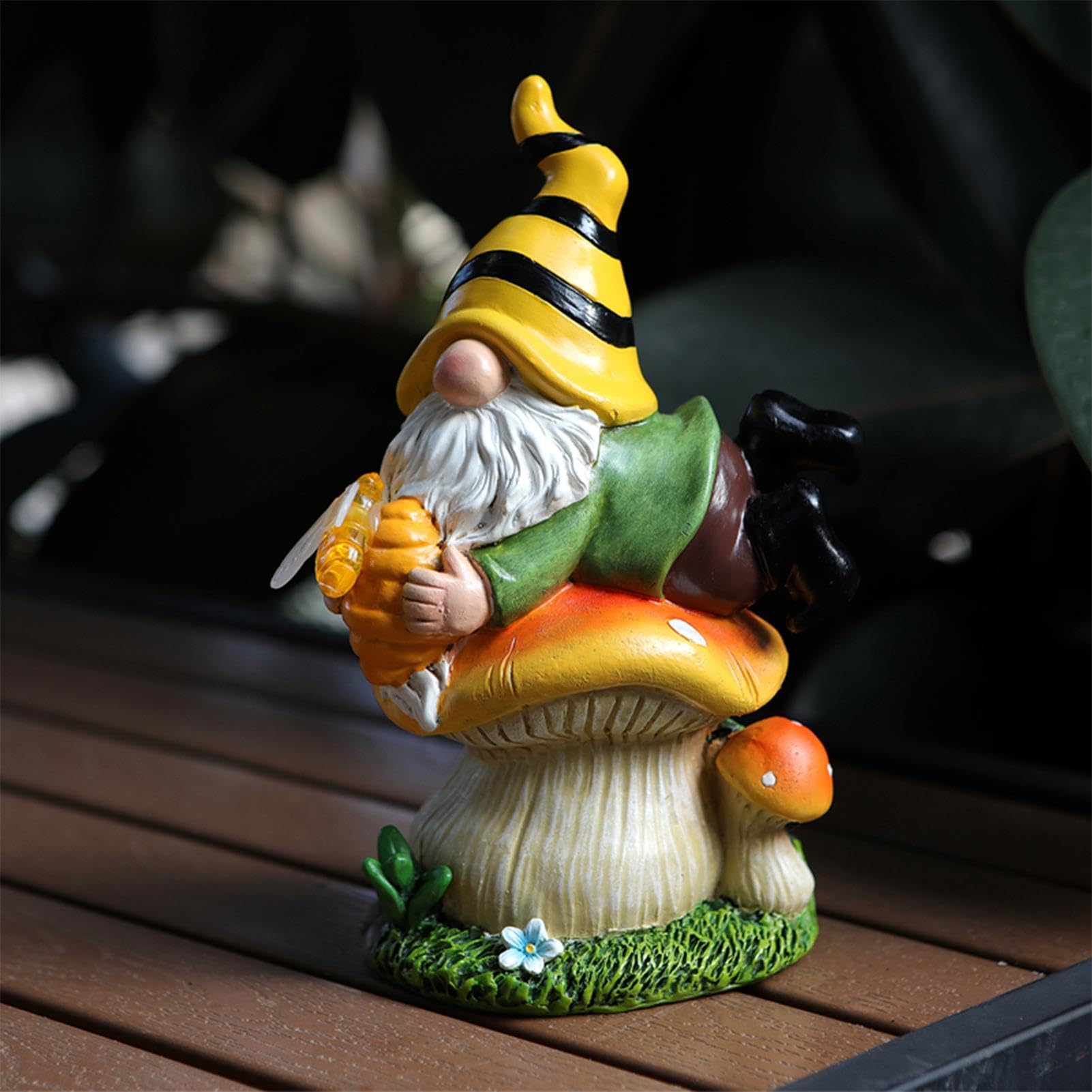 Statuetta decorativa a forma di nano in resina a energia solare | Gnomo a forma di ape sdraiato sul fungo per giardino, prato, patio, portico, balcone, cortile, laghetto, davanzale