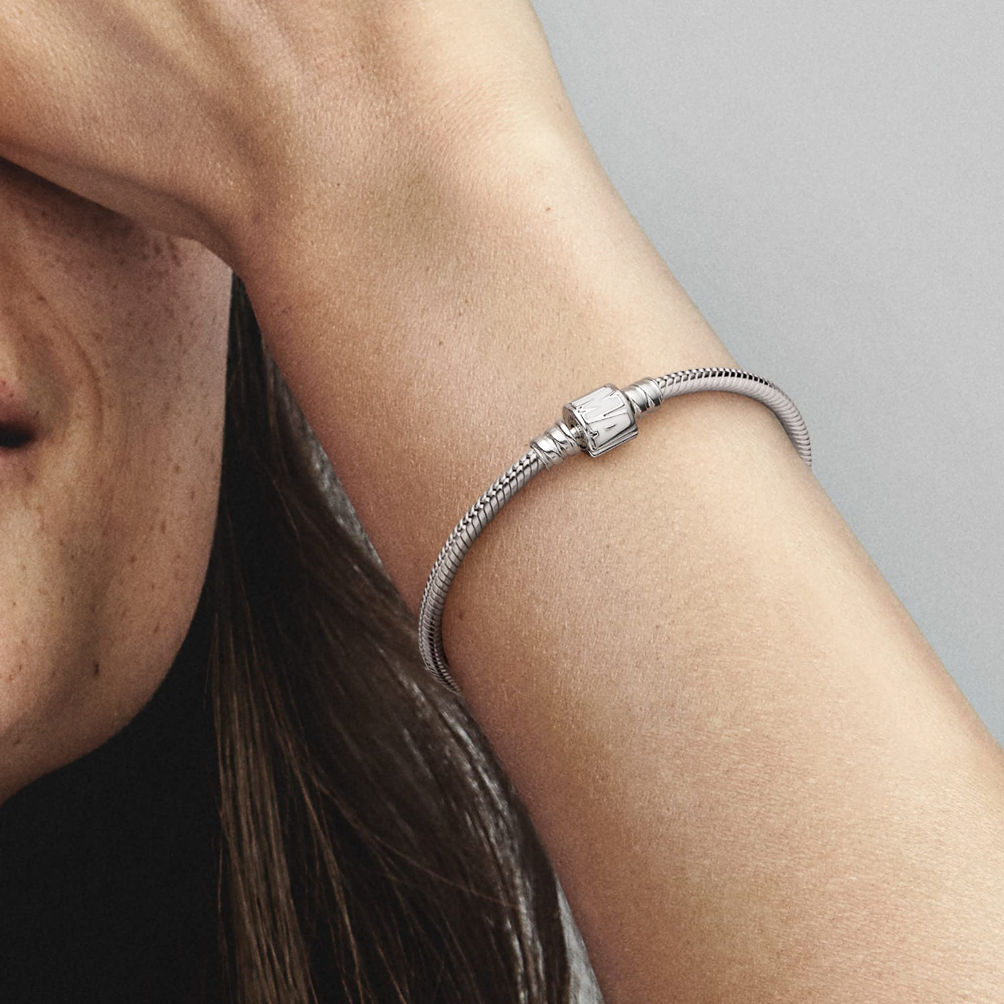 PANDORA Marvel Pulsera de plata de ley con cadena de serpiente, cierre Marvel y esmalte blanco