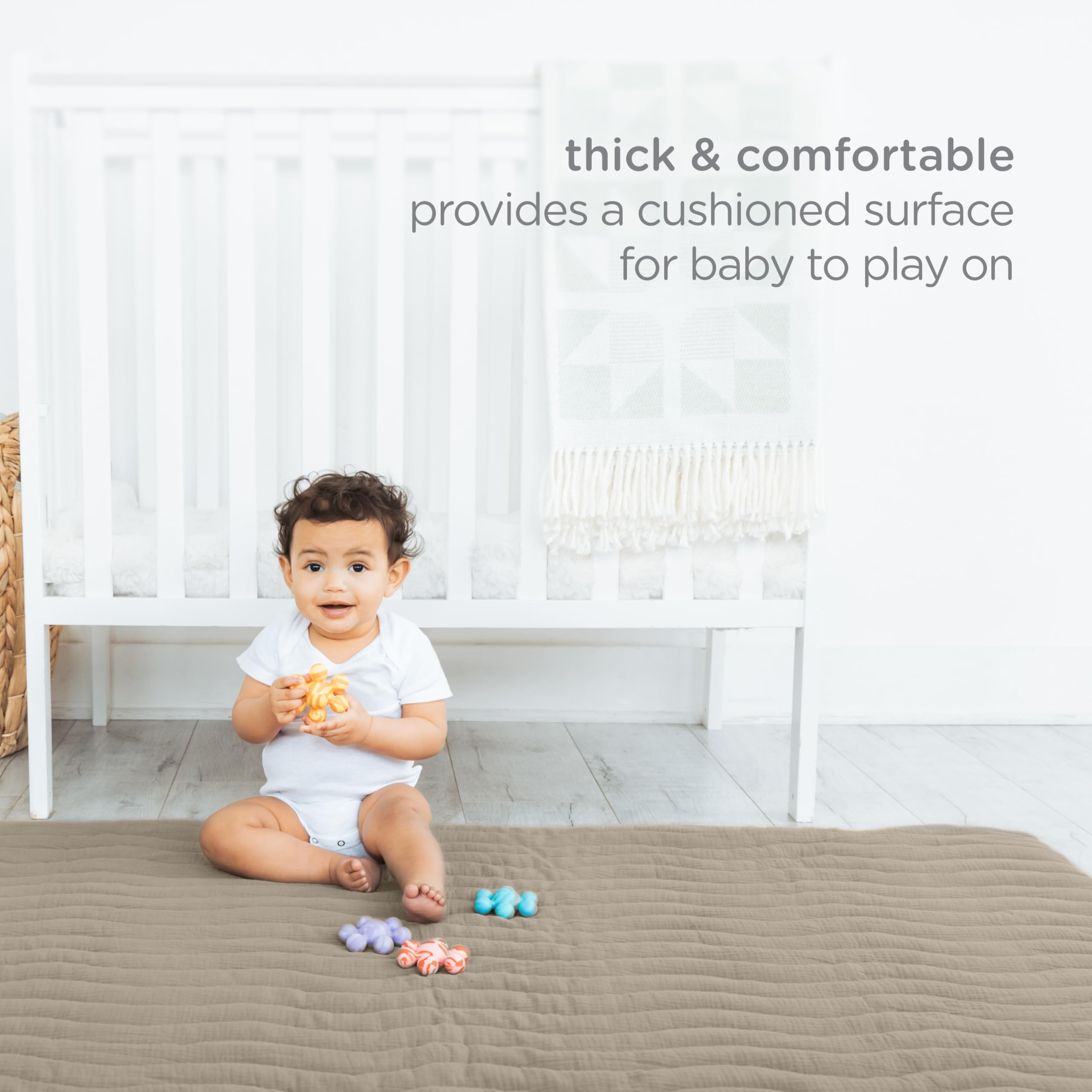 Ubbi Baby-Bodenmatte, dick und bequem, 40,5 x 57 cm, gepolsterte Spielmatte für Babys und Kleinkinder, Abnehmbarer Baumwoll-Musselin-Bezug, maschinenwaschbar und faltbar, Taupe