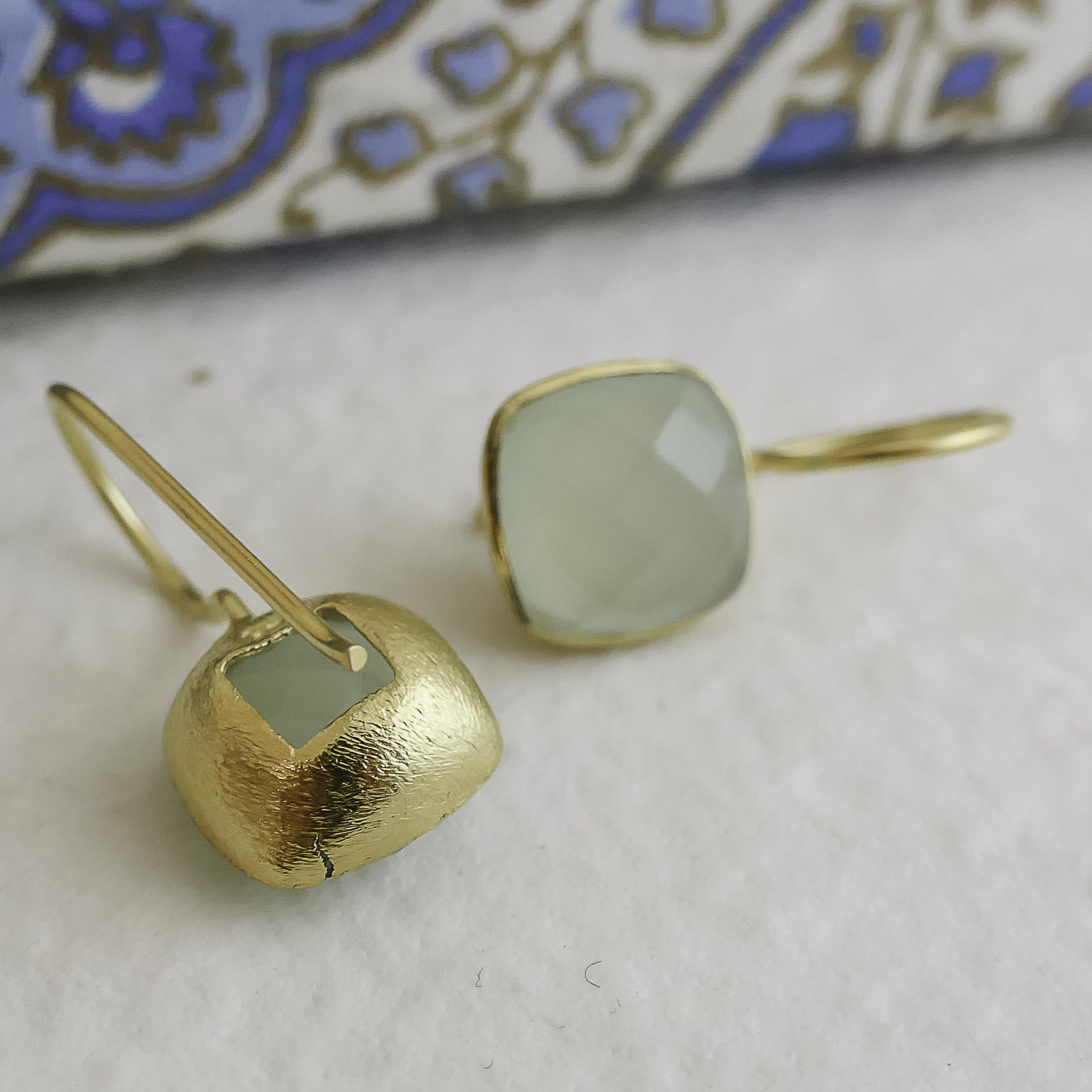 Pendientes de plata de ley 925 con baño de oro y calcedonia aguamarina de talla cojín