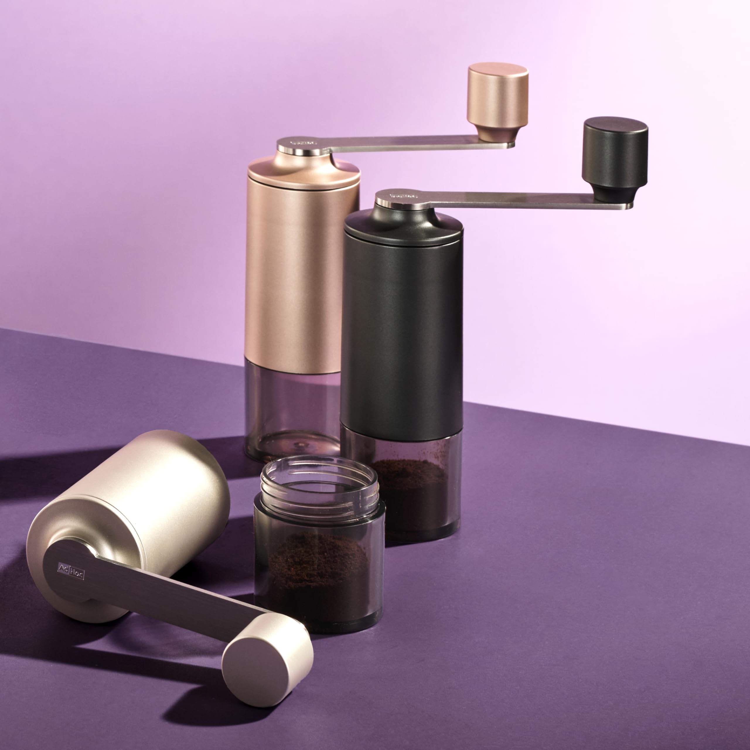 AdHoc Moro - Molinillo de café manual, molinillo de cerámica con grosor ajustable, fácil de rellenar, moderno y compacto, gris claro