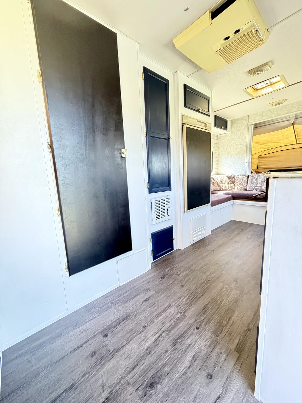 Creamy oak vinyl plank texture