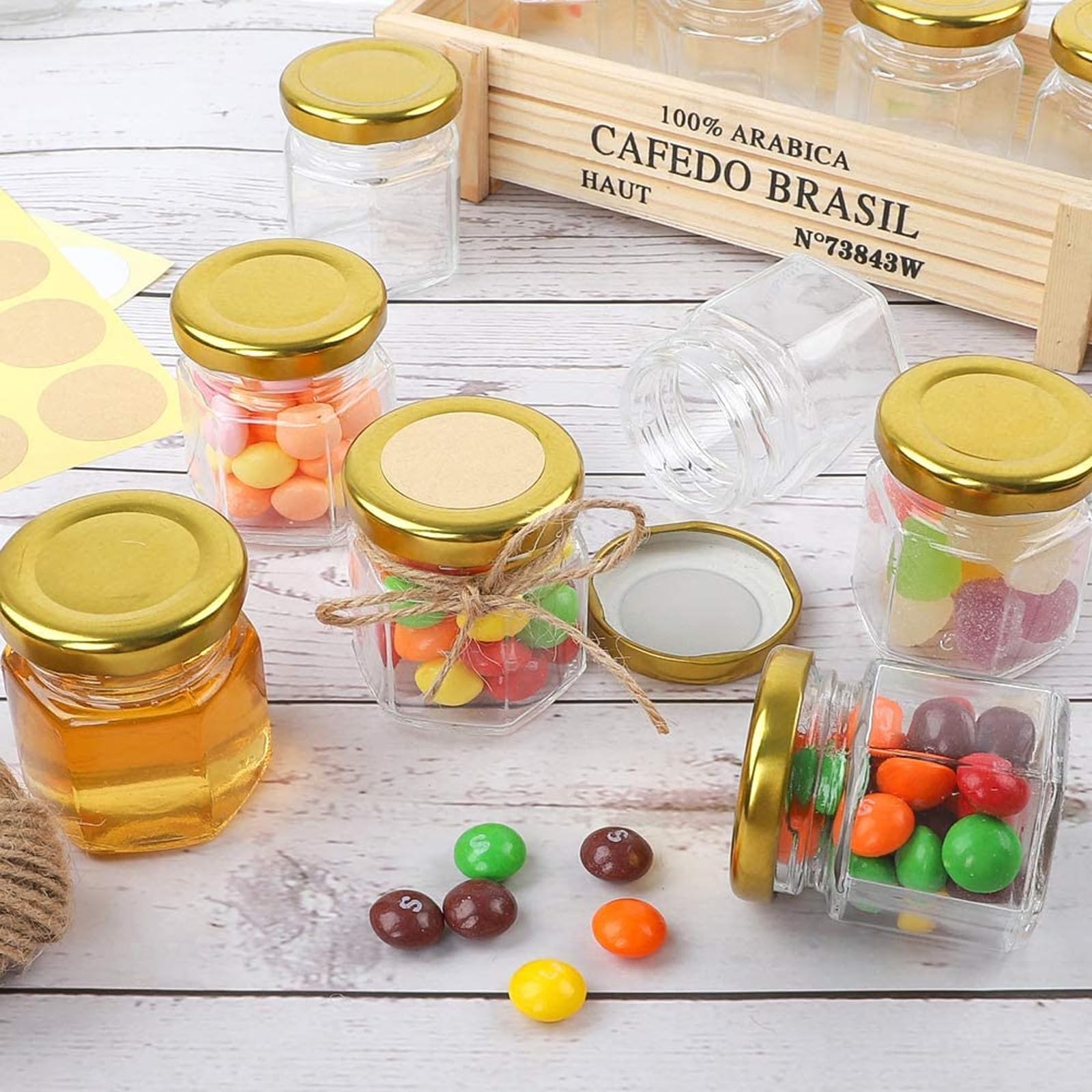 12 Pcs vasetti da miele barattoli esagonali in vetro esagonale da 45ml con mestolo in legno ciondolo a forma di ape etichette in carta kraft ciocche di canapa per bomboniere Natale Battesimo