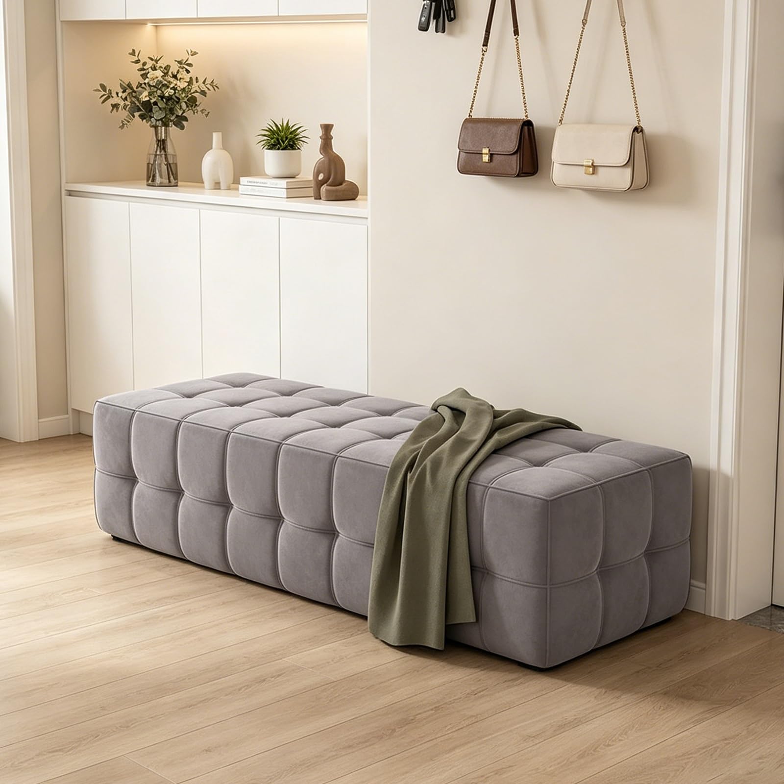 Banc à chaussures avec siège rembourré pour créer une entrée chaleureuse et ordonnée