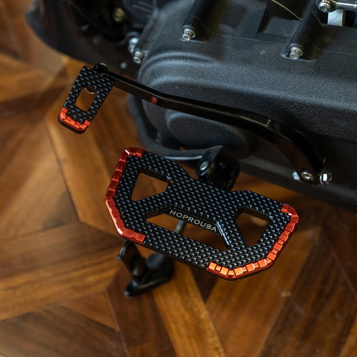 Motorcycle Rider Floorboard for '18-later Softail Street Bob Low Rider S Foot Board Aluminum Footboards Diamond Cut Anti-Slip Gloss Black (Red Trim)