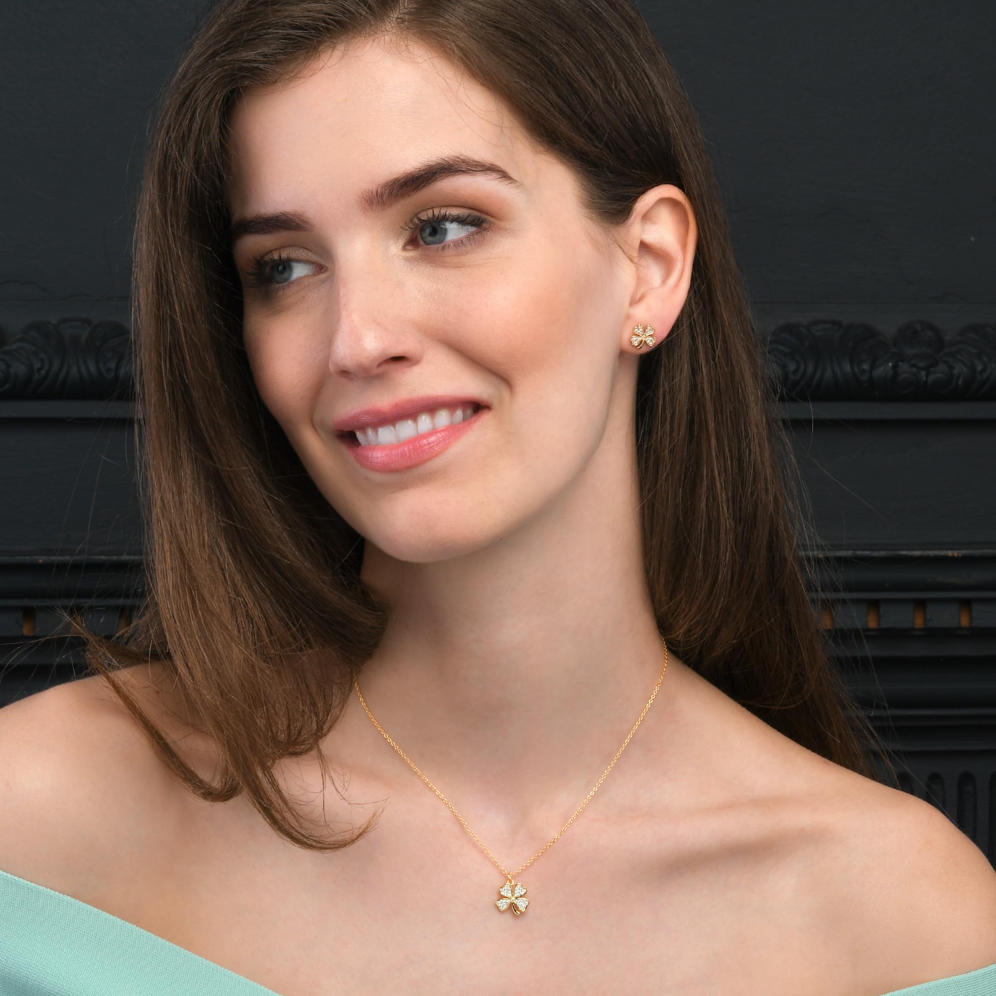 Diamond Treats Zierliche vierblättrige Kleeblatt-Halskette für Damen in 925 Sterling Silber, süße vierblättrige Kleeblatt-Anhänger-Halskette für Frauen und Mädchen in Silber, Gold oder Roségold