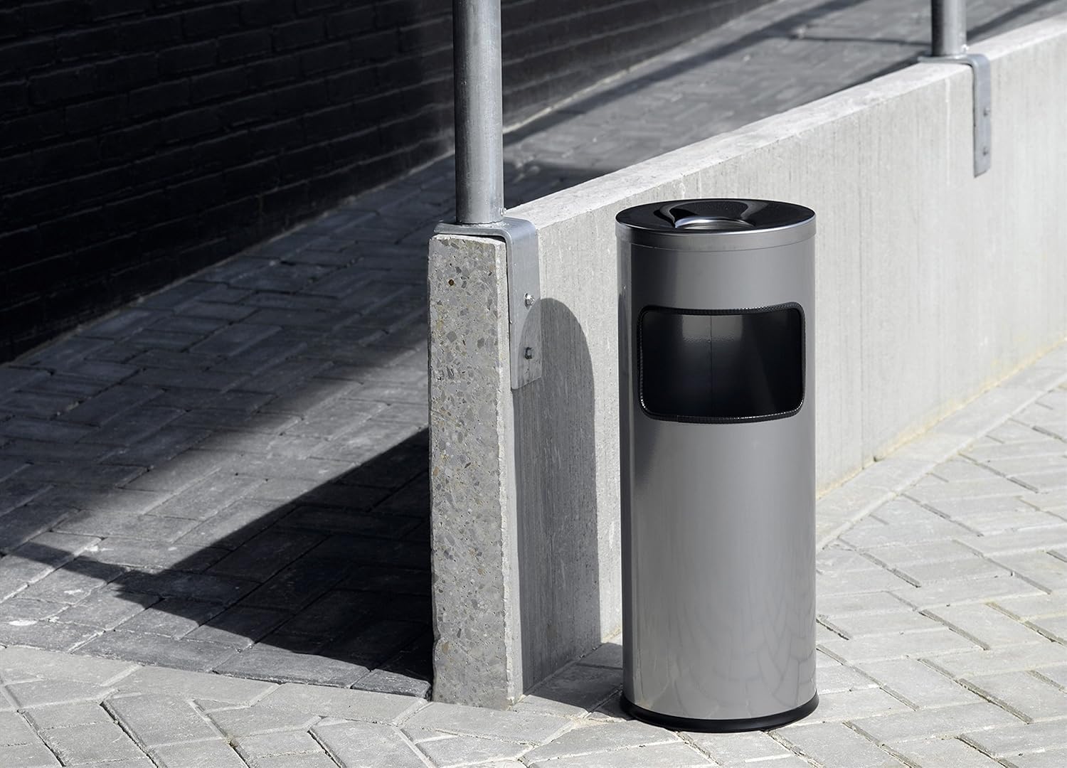 Durable 333201 Poubelle Ronde Anti Feu 17 Litres avec Cendrier Couvercle Etouffoir Hauteur 63 cm en Métal Coloris Noir