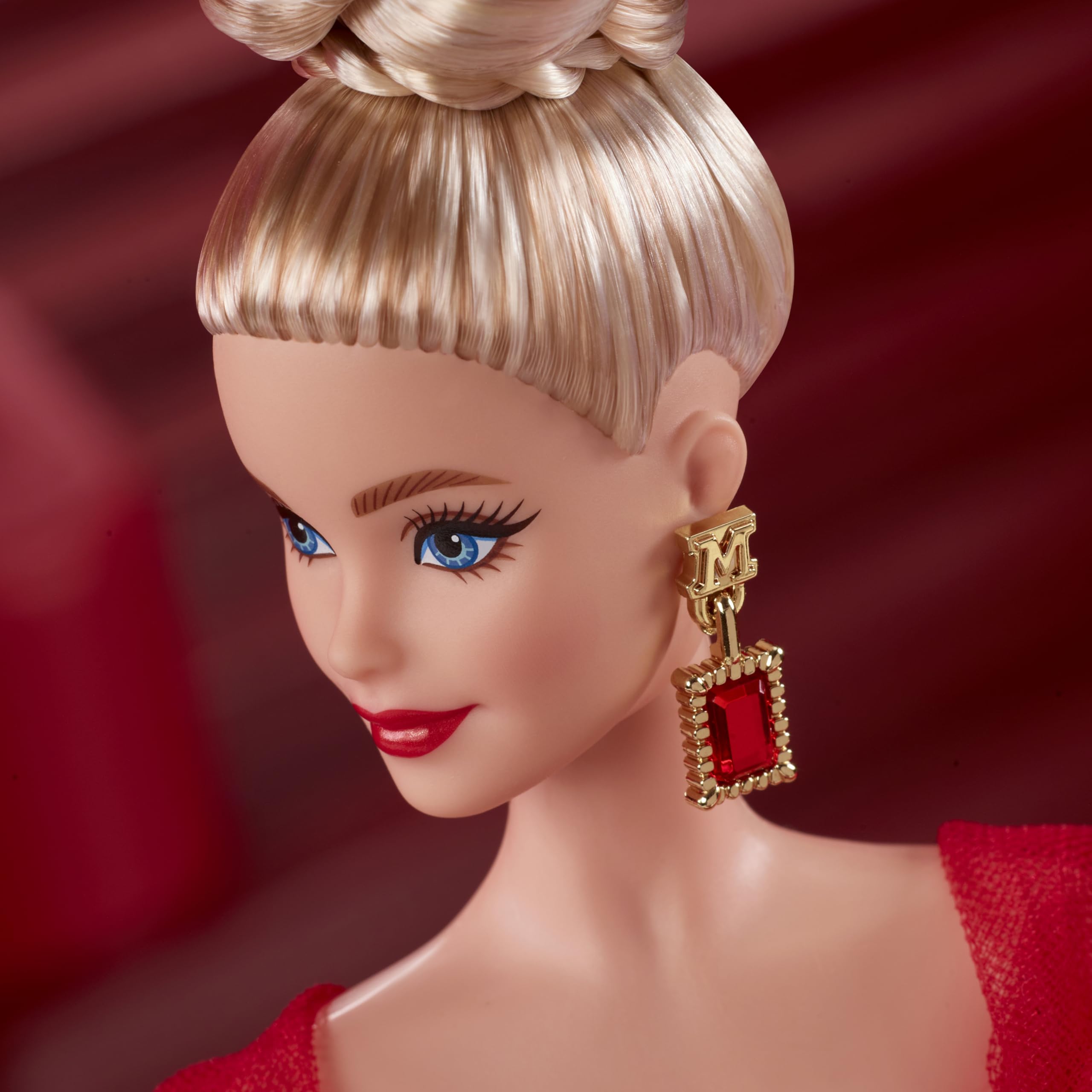 Barbie Signature Muñeca, Mattel Coleccionable del 80.º Aniversario con Vestido Largo de Tul Rojo Brillante, Pendientes Largos y Guantes Transparentes, Pelo Rubio, JBJ17
