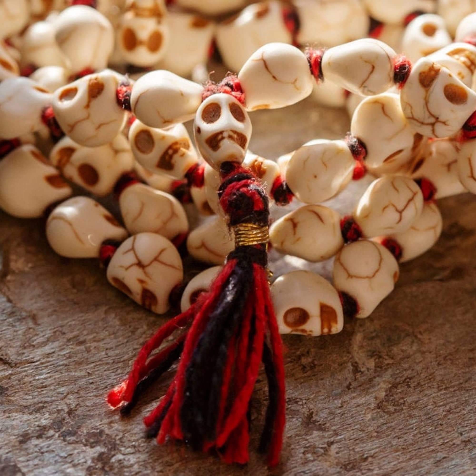 Naszyjnik z czaszką girlanda bogini Kali Mund Mala 108 ręcznie rzeźbione koraliki czaszka hinduska bogini mahakali naszyjnik do medytacji pudża szkielet głowa koraliki łańcuszek duchowa biżuteria