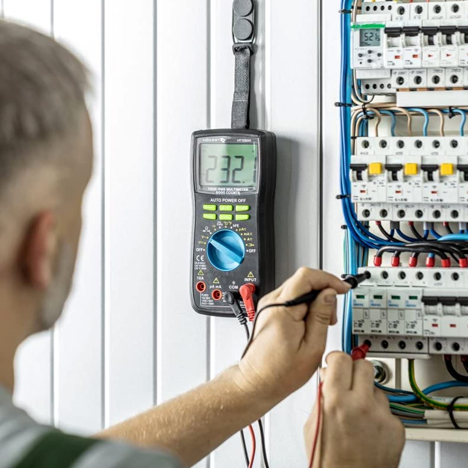 Högert Technik - Wielofunkcyjny cyfrowy miernik I multimetr do 600 V / 10 A I RMS I ekran LCD I gumowa powłoka I ergonomiczny i kompaktowy I łącznie z kablem pomiarowym I HT1E604