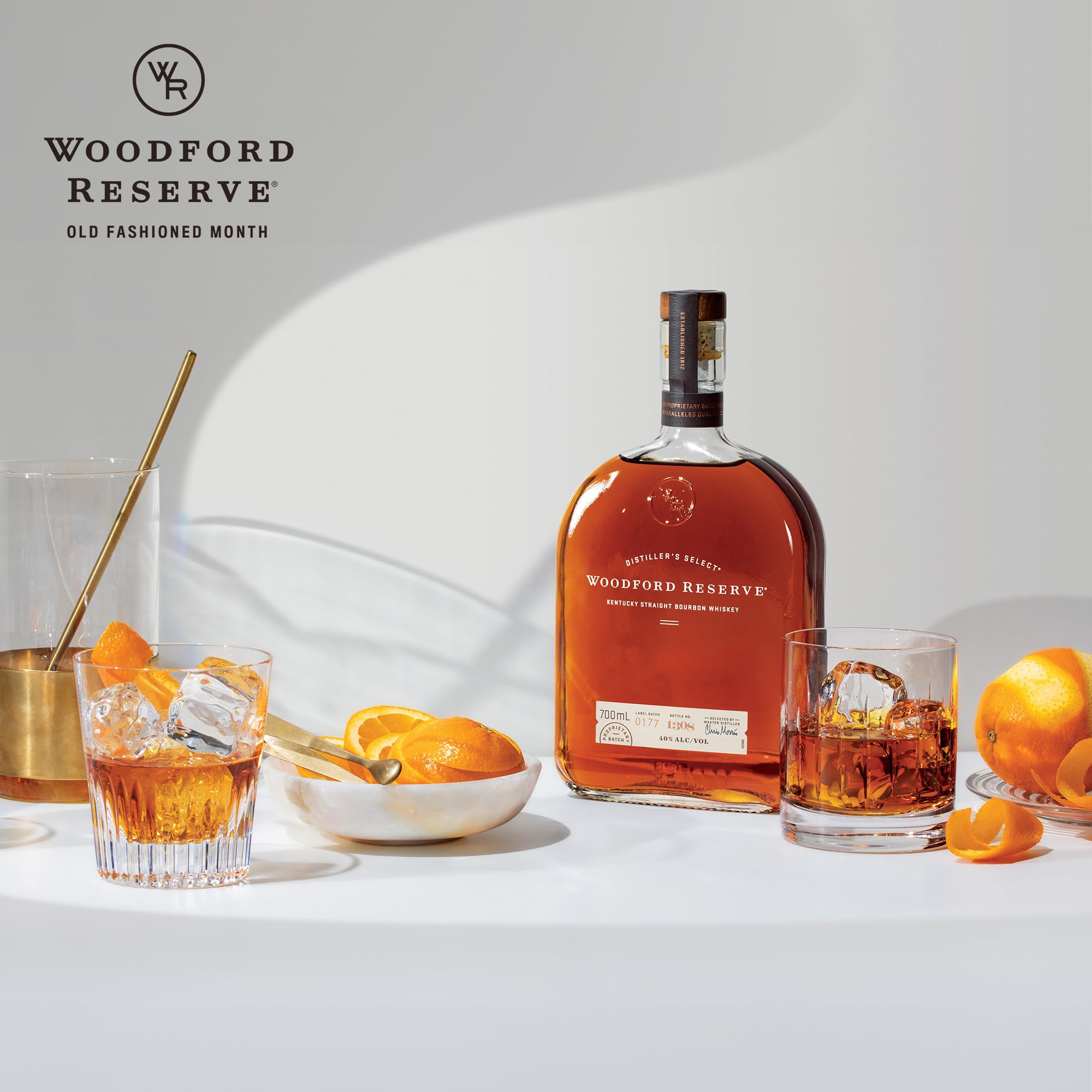 Woodford Reserve Bourbon Whiskey - Ein hochwertiges Geschenk - Perfekt ausgewogen mit würzigen und süßen Noten von Früchten und Vanille - 0.7L/43.2% Vol.