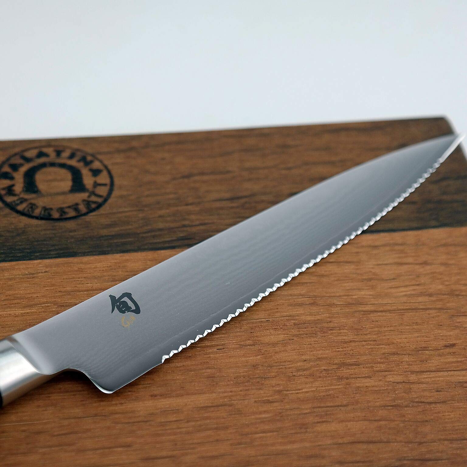 Kai Shun DM-0722 nóż do pomidorów ze szlifem falistym, bardzo ostry nóż ze stali damasceńskiej, ostrze 15 cm + ręcznie wykonana deska z drewna beczkowego (dąb), 25 x 15 cm