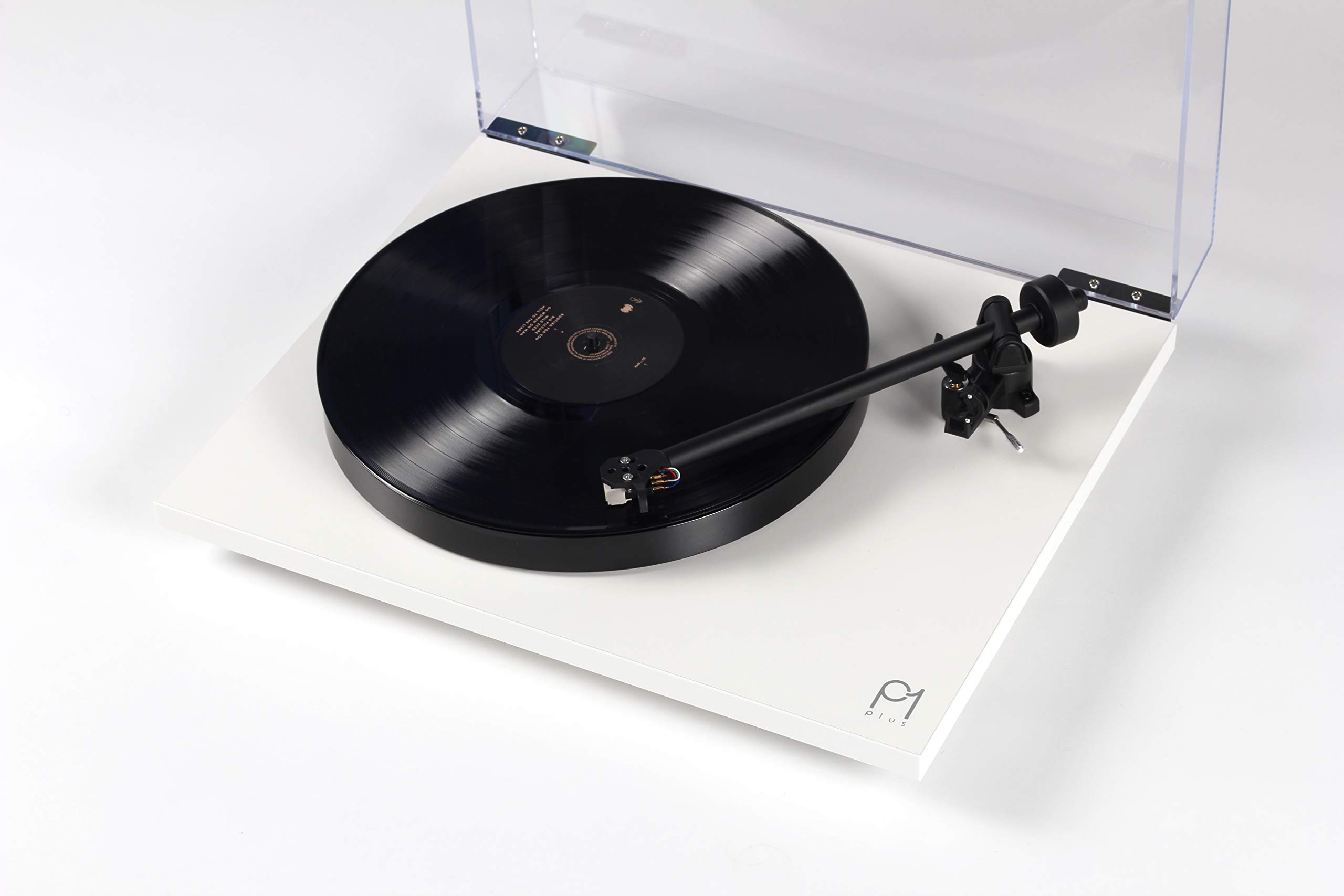 Rega Planar 1 PLUS Plattenspieler Mattweiße Oberfläche mit Rega Carbon Patrone und eingebautem Phono/Prevoofon Bühne Version 2021
