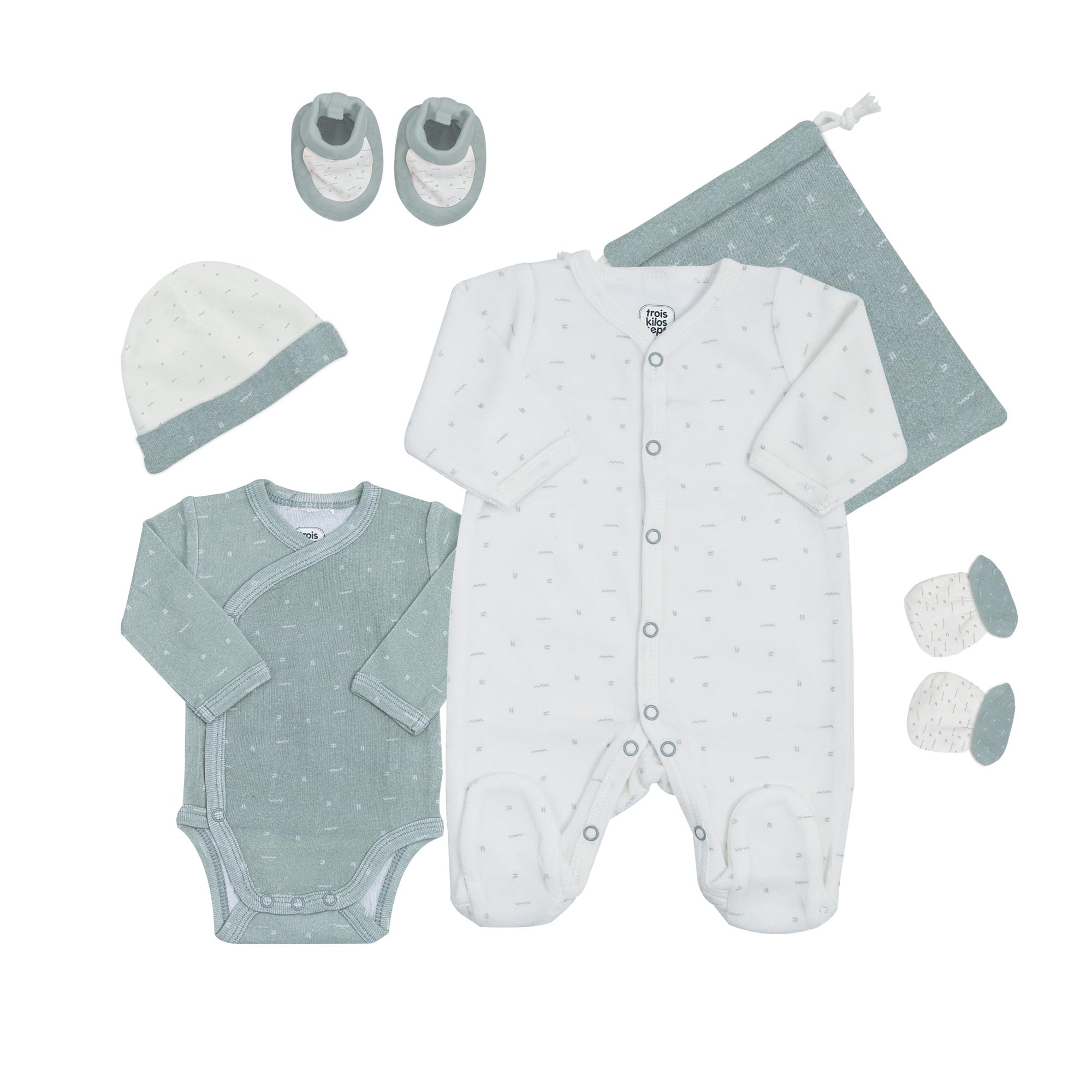 Trois Kilos Sept - Kit Naissance - Vêtements Bébé - 6 Pièces en Velours - Ensemble Unisexe avec Pyjama, Body, Bonnet, Chaussons et Moufles - Sac de Rangement Inclus - 0 Mois, Vert Sauge