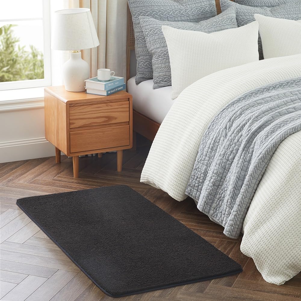 INSPIRE HOMEWARE Relax Rugs Living Room, 100% Polyester, Non Slip Backing, Fluffy Soft 600GSM Thick Low Pile, Small Bedside Carpet For Bedroom, Kids Nursery Room, Non Shedding, Black, 60x120 cm