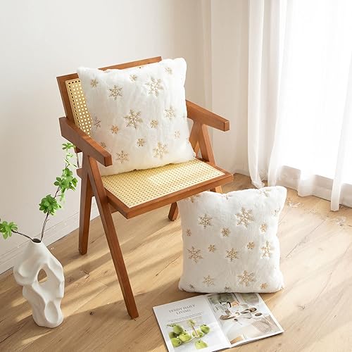 Miniatura 2 de LIGICKY Juego de 2 fundas de almohada de piel sintética blanca esponjosa con copos de nieve de lentejuelas doradas, decorativas, suaves, peludas,