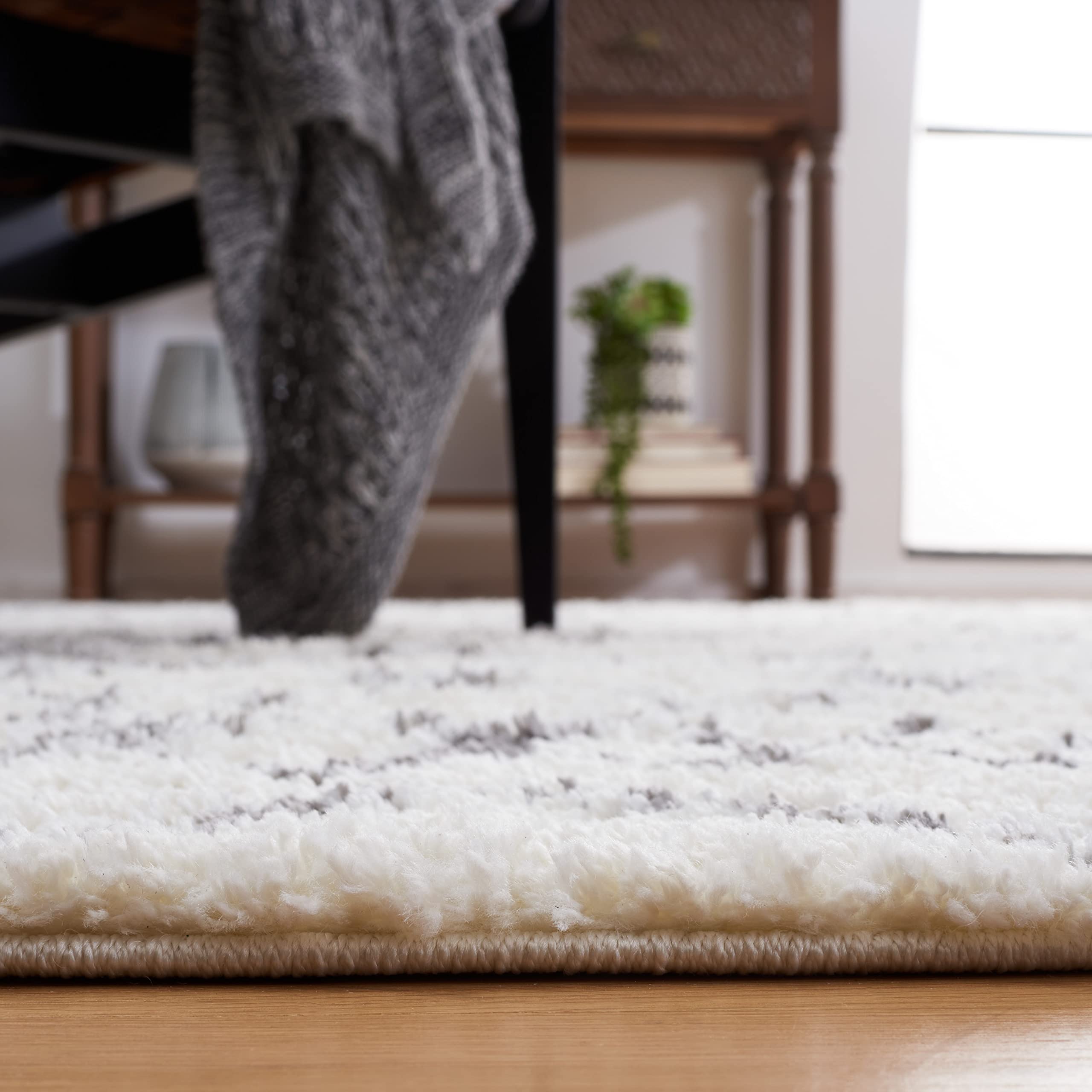 SAFAVIEH Tapis Shag Pour Salon, Salle à manger, Chambre à coucher - Berber Shag Collection, Tapis à poil court, Crème et gris clair, 122 X 183 cm