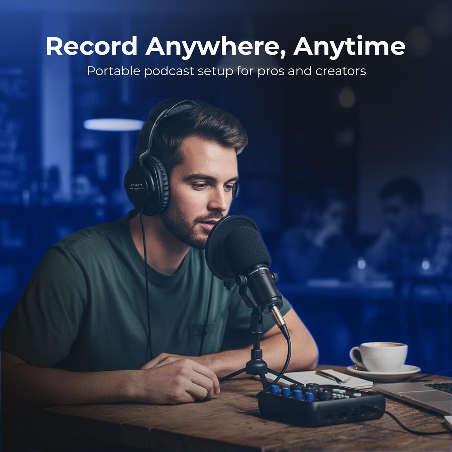 Zoom PodTrak P4next Podcast-Recorder-Set mit 2 x Zoom ZDM-1 Podcast-Mikrofon-Packs, einschließlich Kopfhörer, Windschutzscheiben, XLR-Kabel, 2 x 64 GB Speicherkarten und 4 x AA-Batterien und weißem