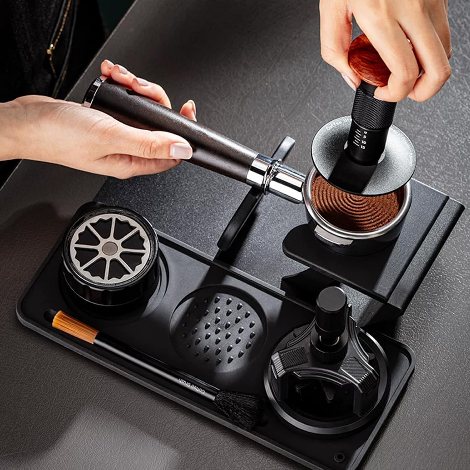 Kit per stazione di pressatura caffè espresso con pressino a molla, strumento WDT, distributore e spazzola.