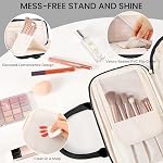 Sac de maquillage de voyage pour les femmes Mode Grande capacité Poche ouverte plat Cosmétique Portable Organisateur Imperméable Grande ouverture Sacs de toilette Vertical Free-Standing Brush Holder for Easy Access Black